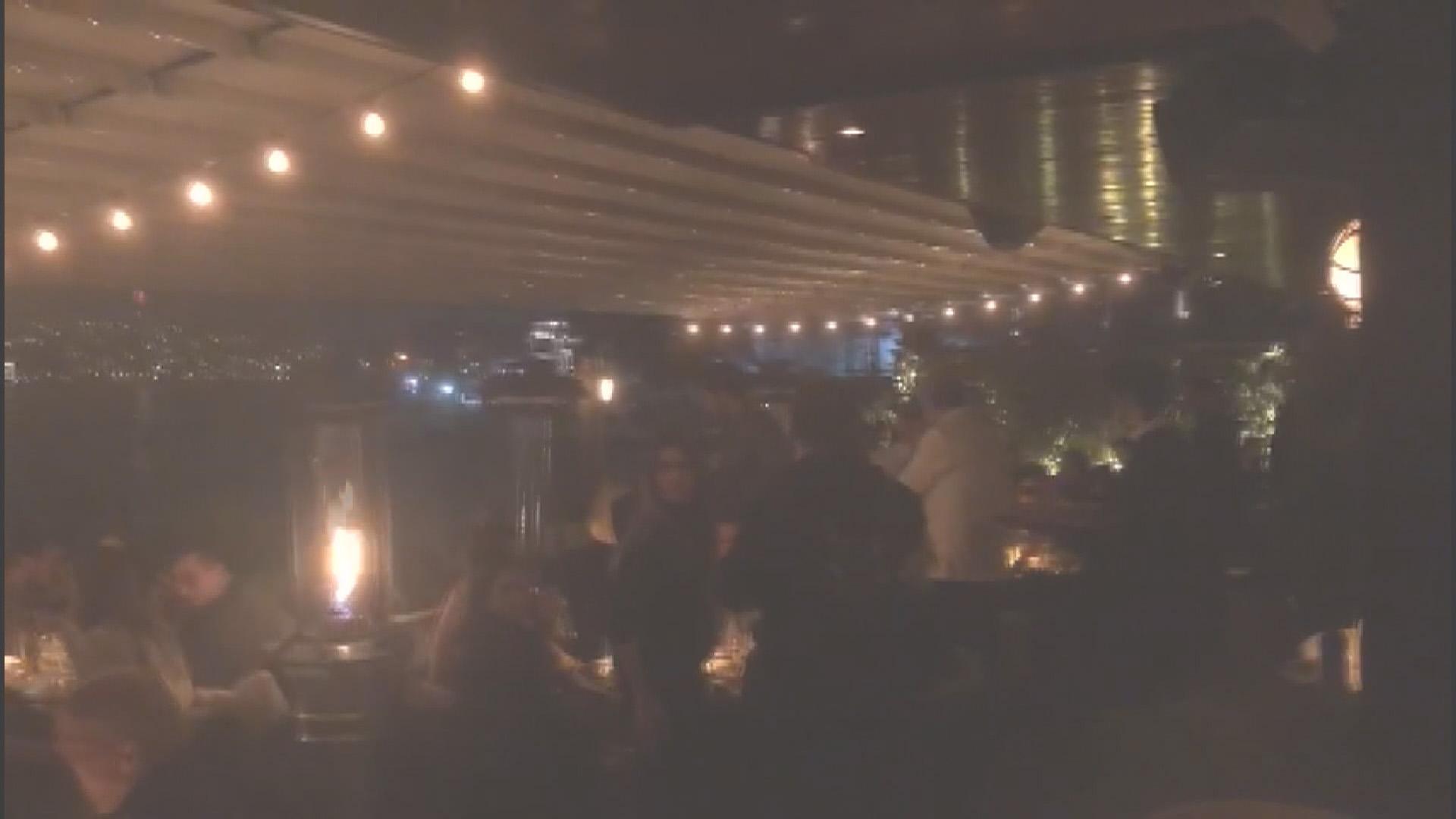 Boğaz manzaralı otelde eğlenceye baskın: Görüntü alan gazetecilere saldırdılar