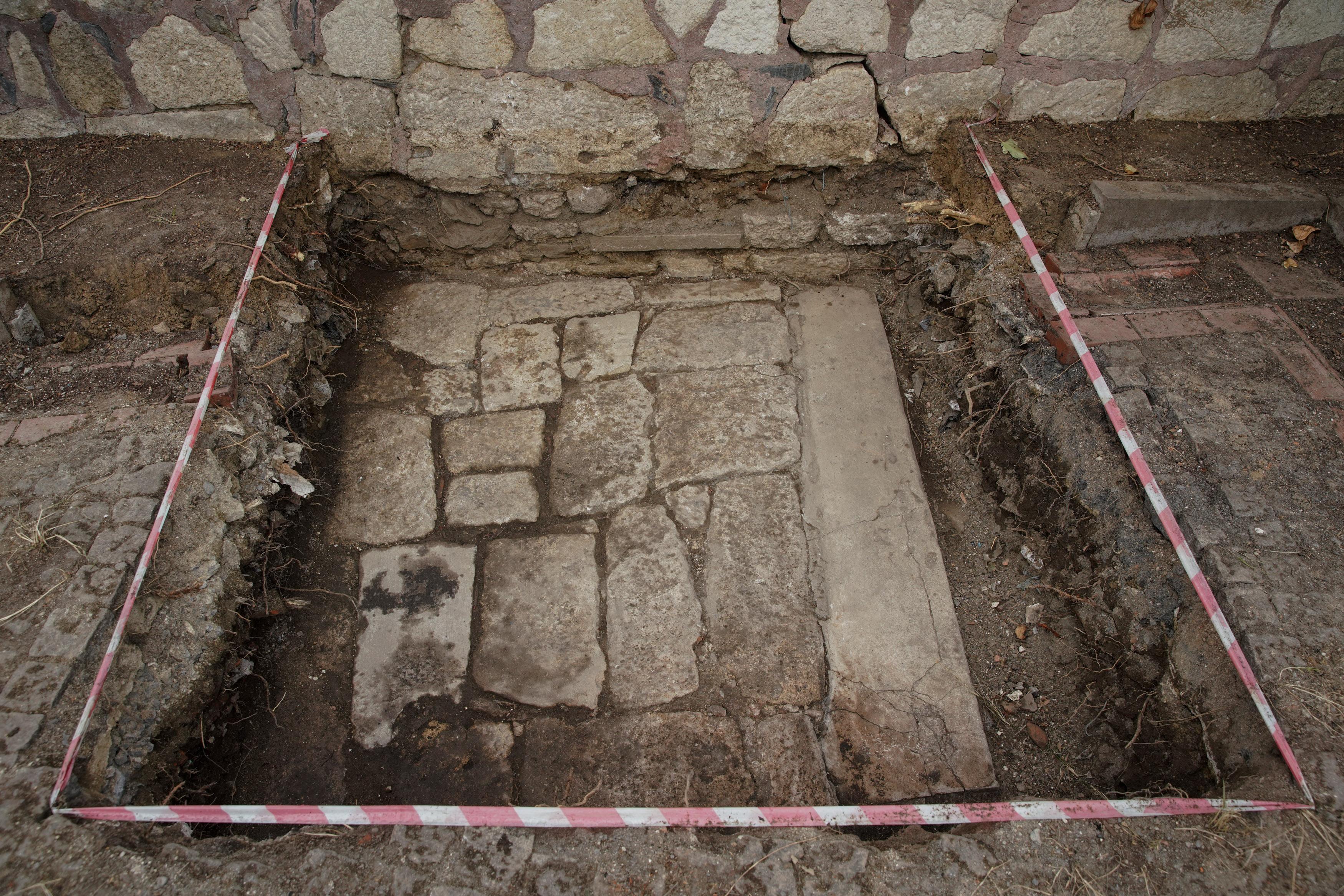 Kaldırım kazıldıkça tarih çıkıyor