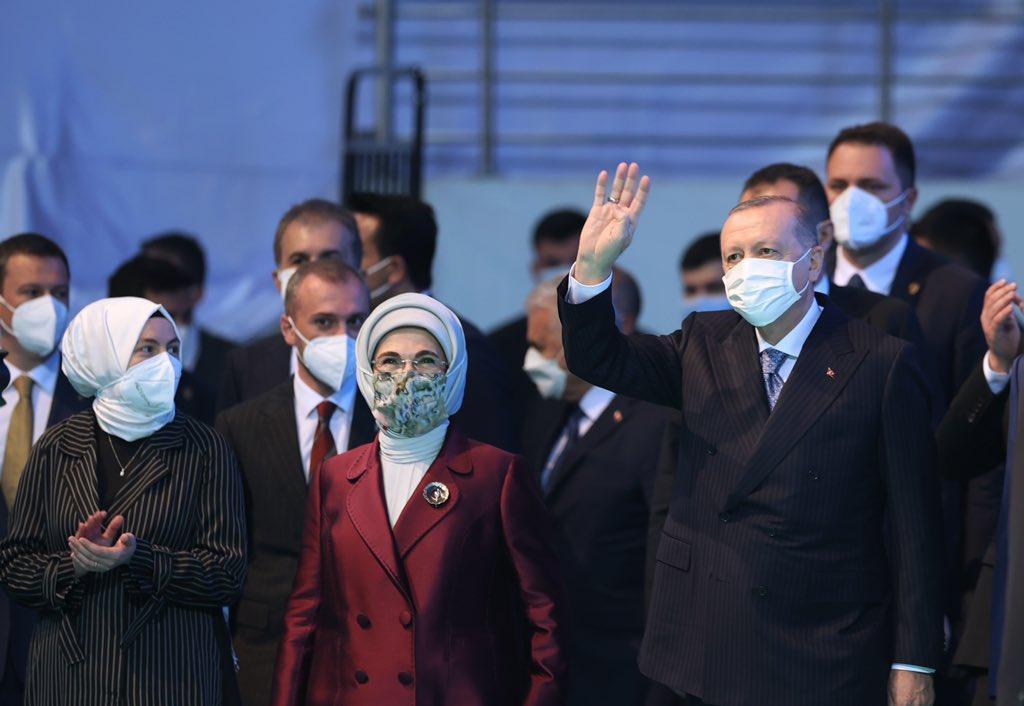 Erdoğan: Gençler var oldukça Türkiyenin kutlu yürüyüşünü kimse durduramayacaktır