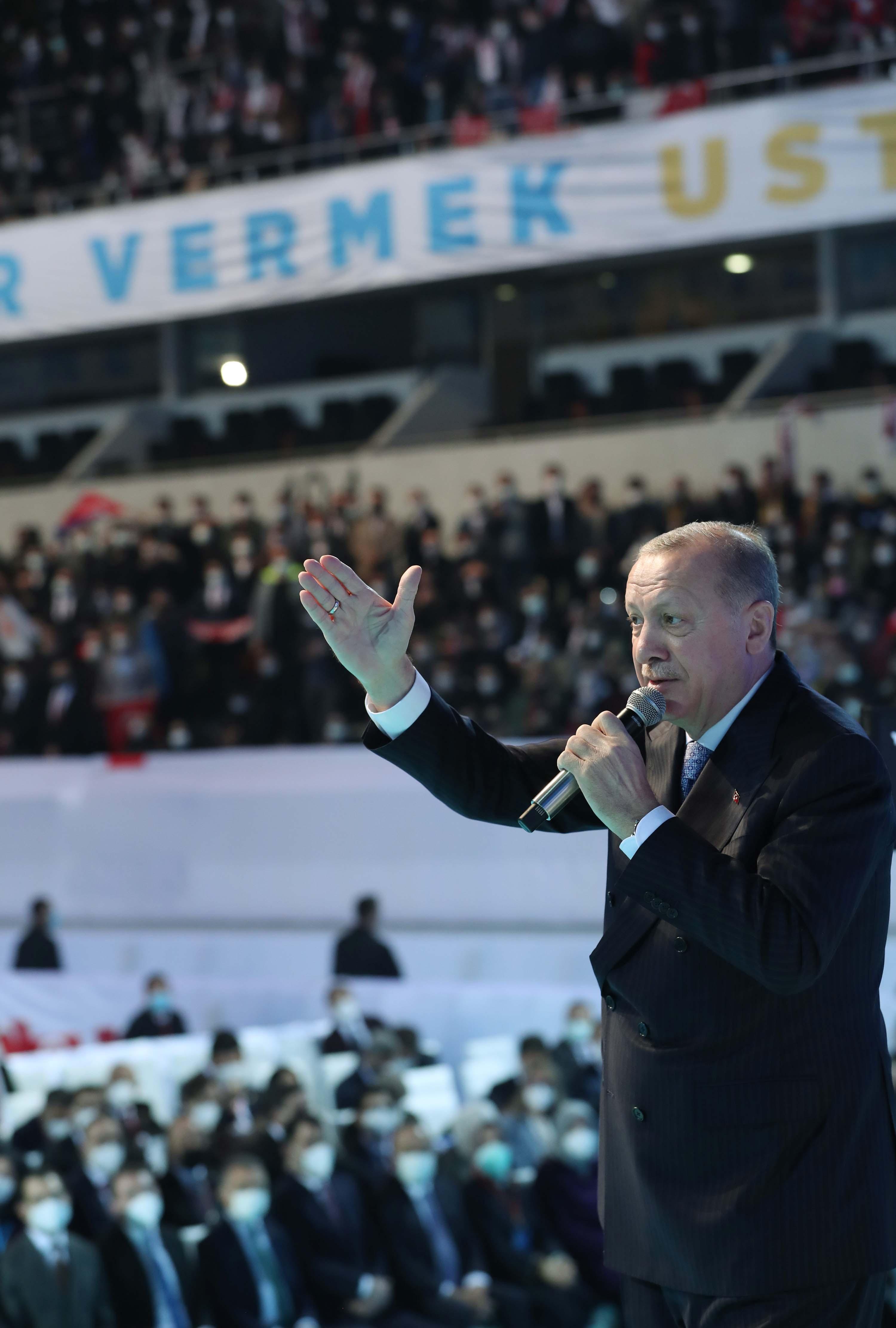 Erdoğan: Gençler var oldukça Türkiyenin kutlu yürüyüşünü kimse durduramayacaktır