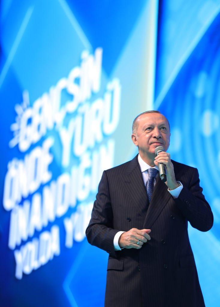 Erdoğan: Gençler var oldukça Türkiyenin kutlu yürüyüşünü kimse durduramayacaktır