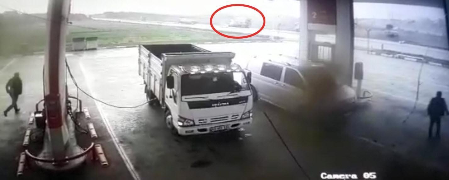 Somada refüjü aşıp karşı şeride geçen otomobil, kamyonla çarpıştı: 4 ölü