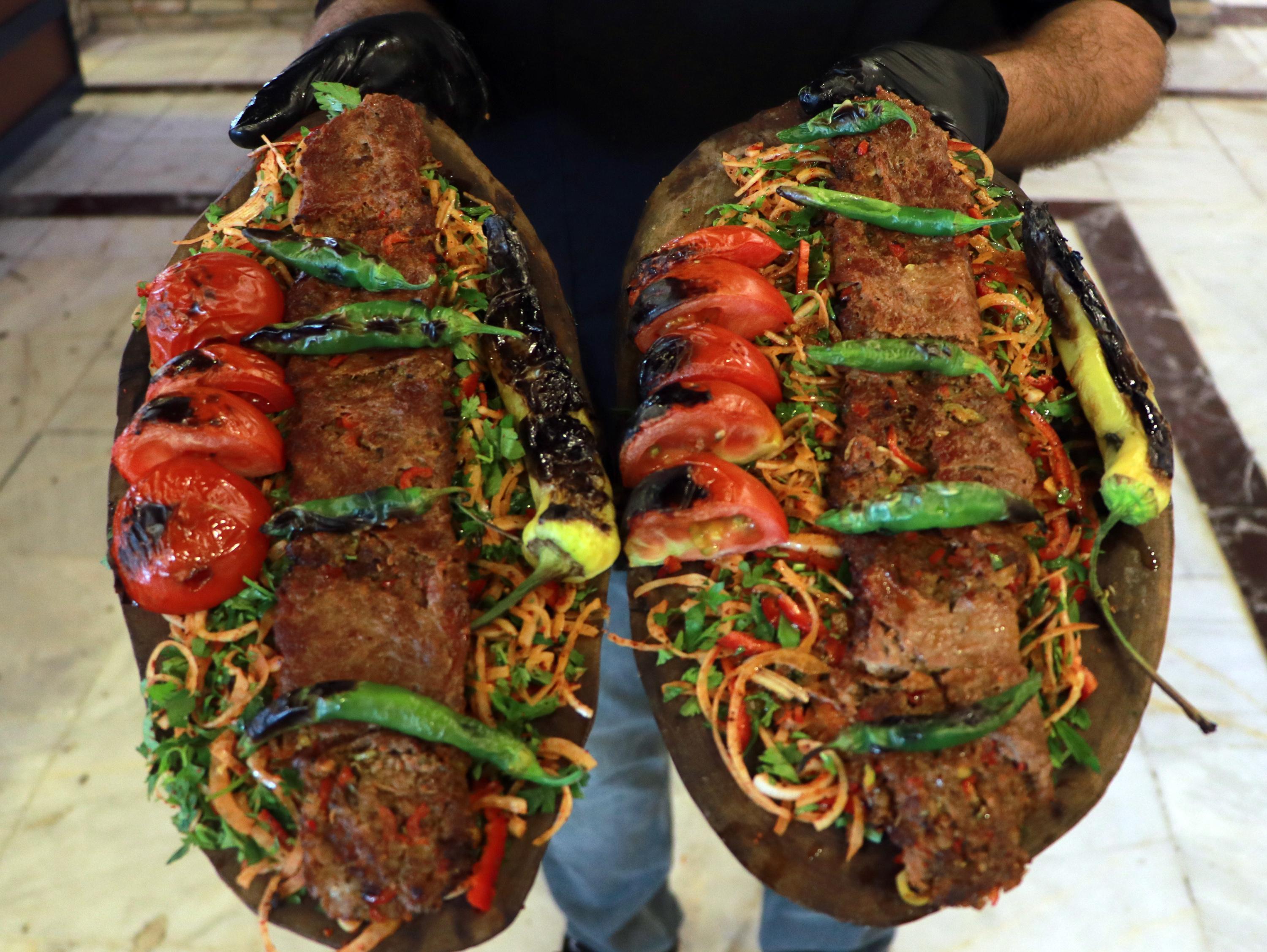 Adıyla şaşırtan ‘iki yüzlü kebap Adanalılardan yoğun ilgi görüyor