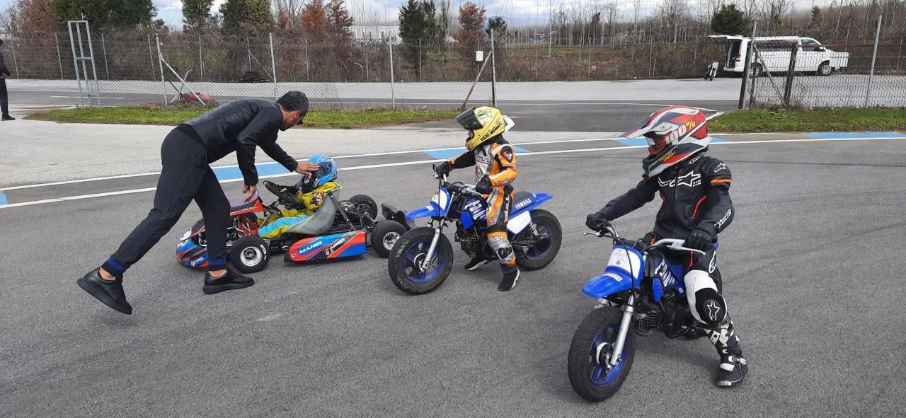 Kenan Sofuoğlu 2 yaşındaki oğlu Zayn’ı Formula-1 yarışlarına hazırlıyor