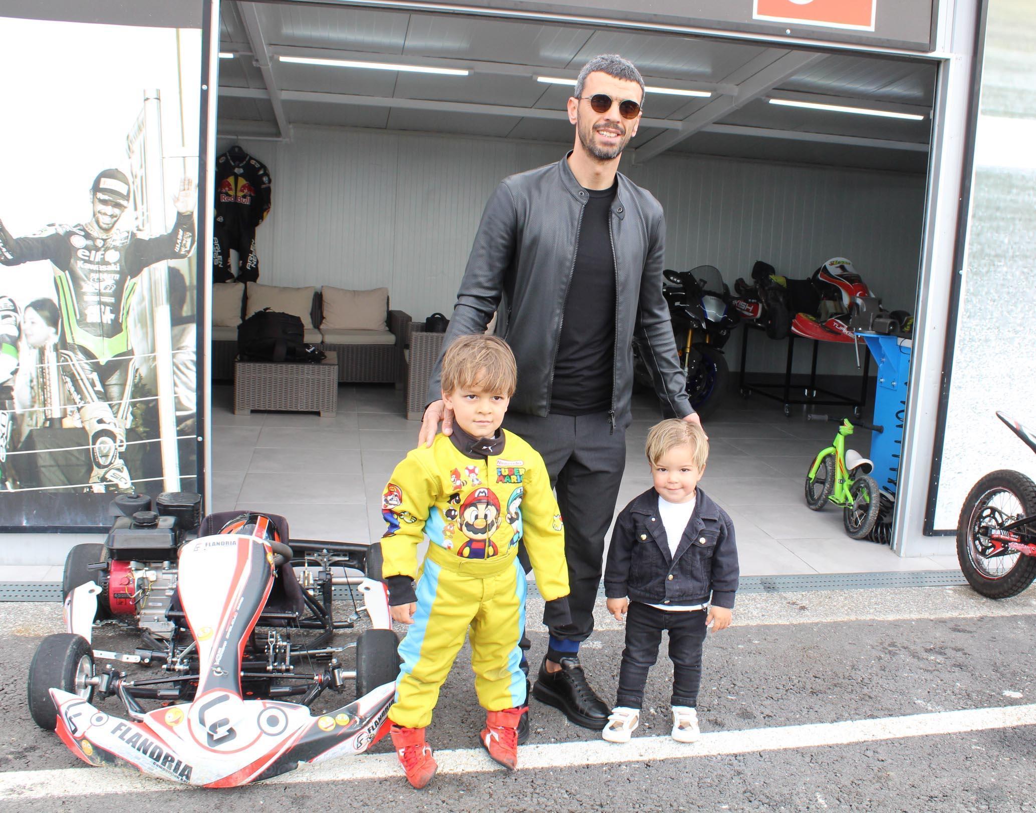 Kenan Sofuoğlu 2 yaşındaki oğlu Zayn’ı Formula-1 yarışlarına hazırlıyor