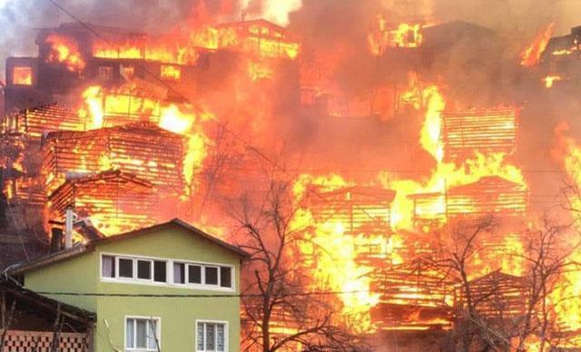 Artvin’de köyde yangın; 60’a yakın ev yandı