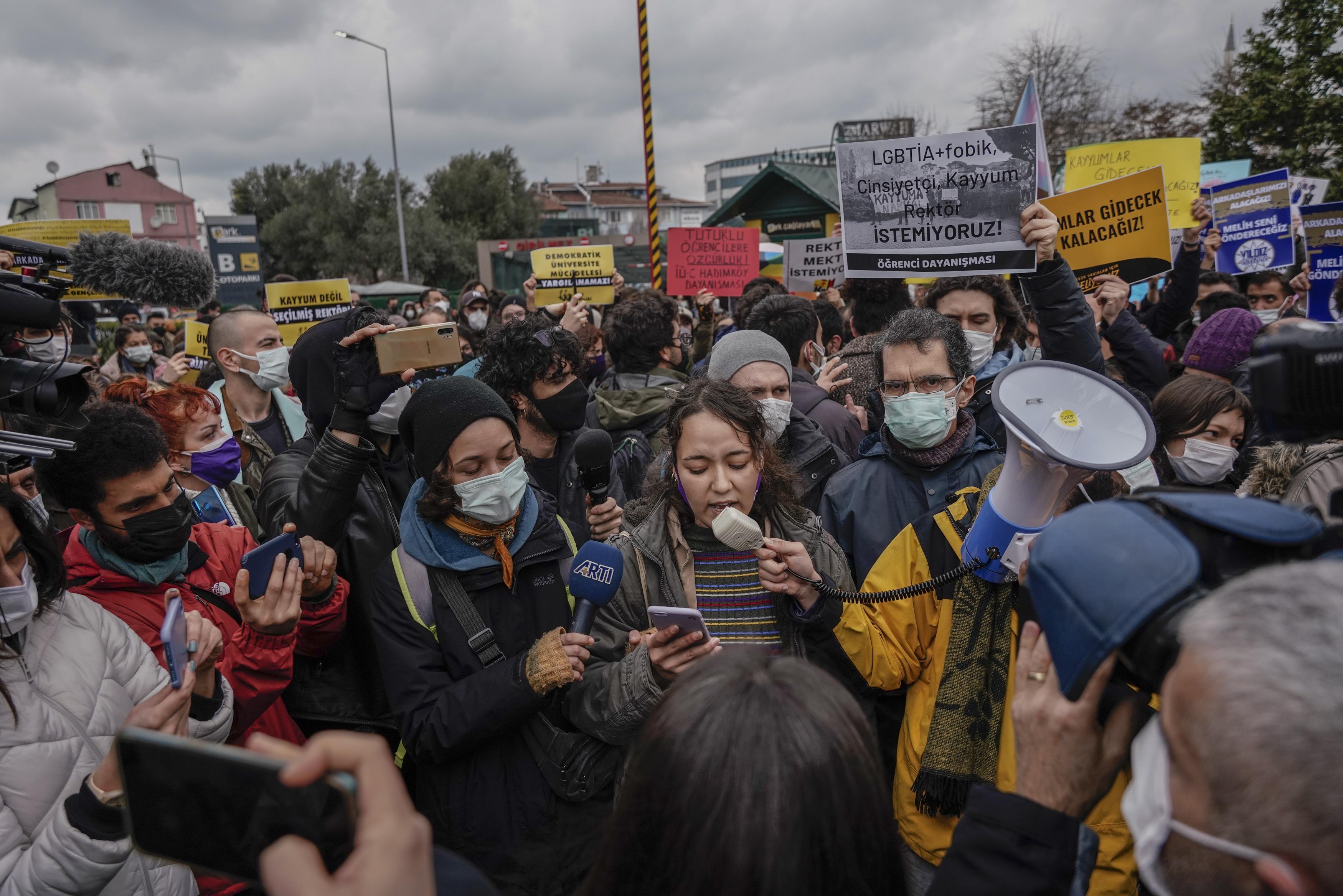 Boğaziçi Üniversitesinde Kabe Fotoğrafının Yere Serilmesi Davasında 7 öğrencinin 3er yıla kadar hapsi isteniyor