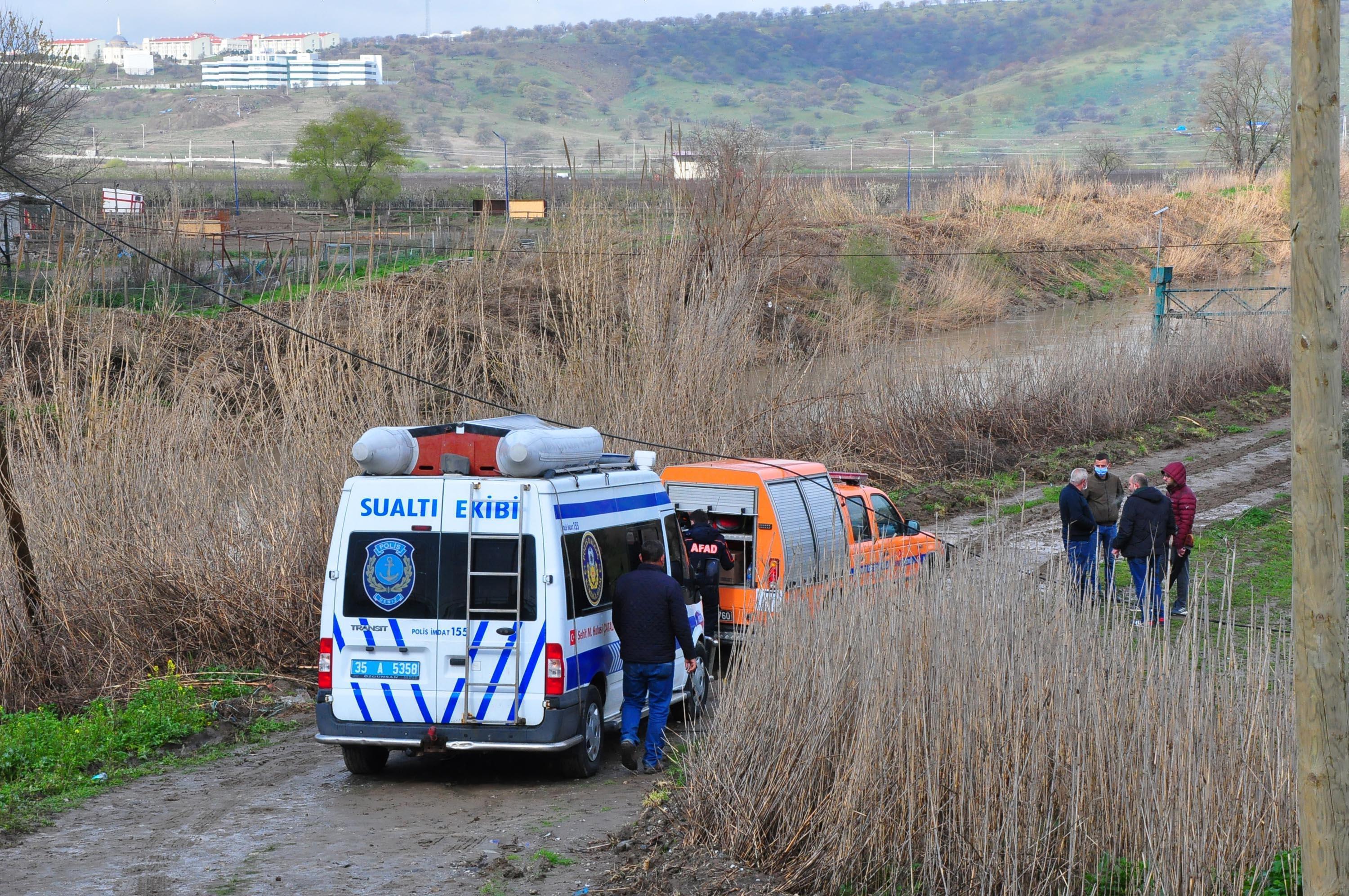 Otomobili Gediz Nehri kenarında terkedilmiş bulunan bakkal, suda ve karada aranıyor