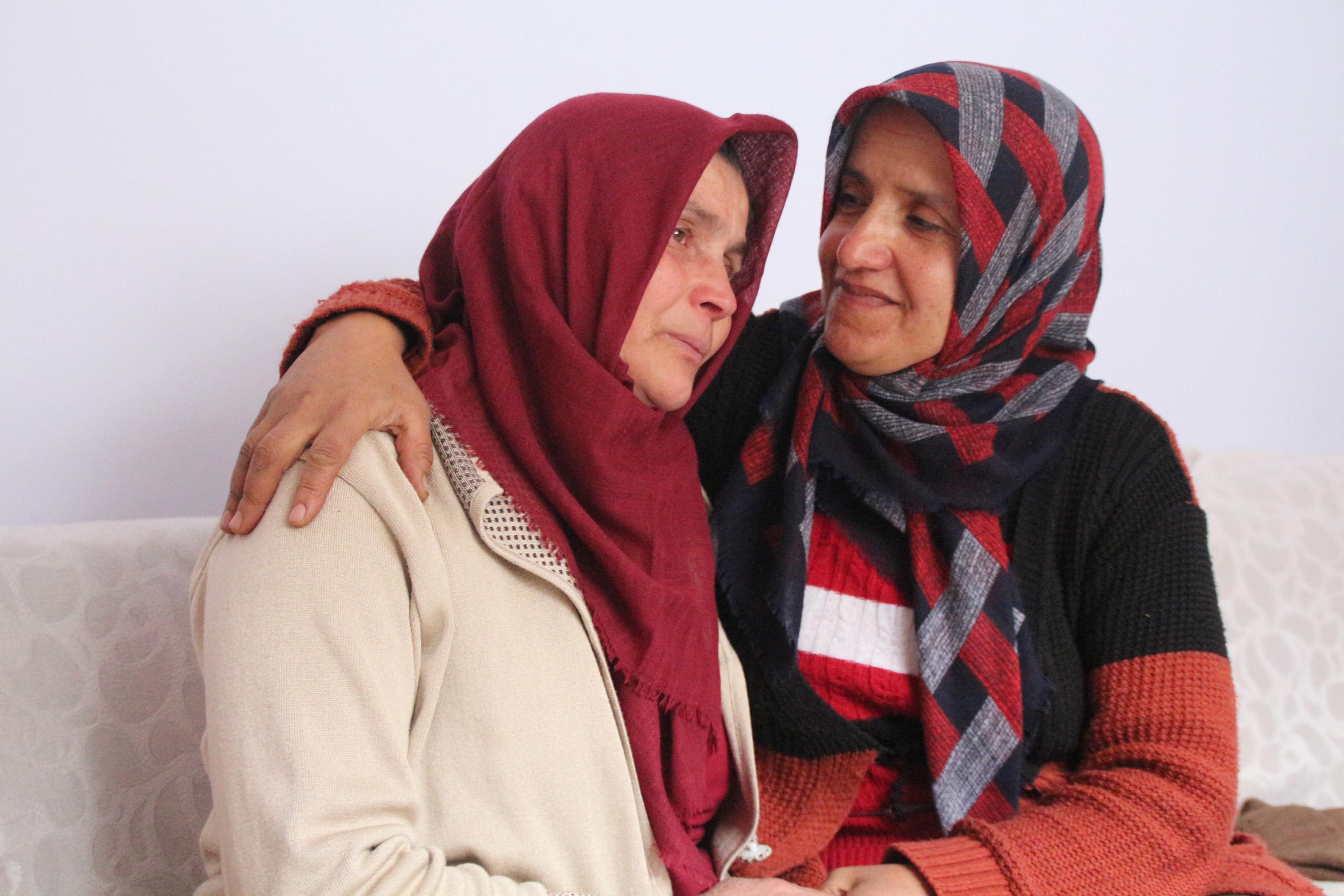 Yanan köyde çadır kurdurmadılar, komşularına evlerini açtılar