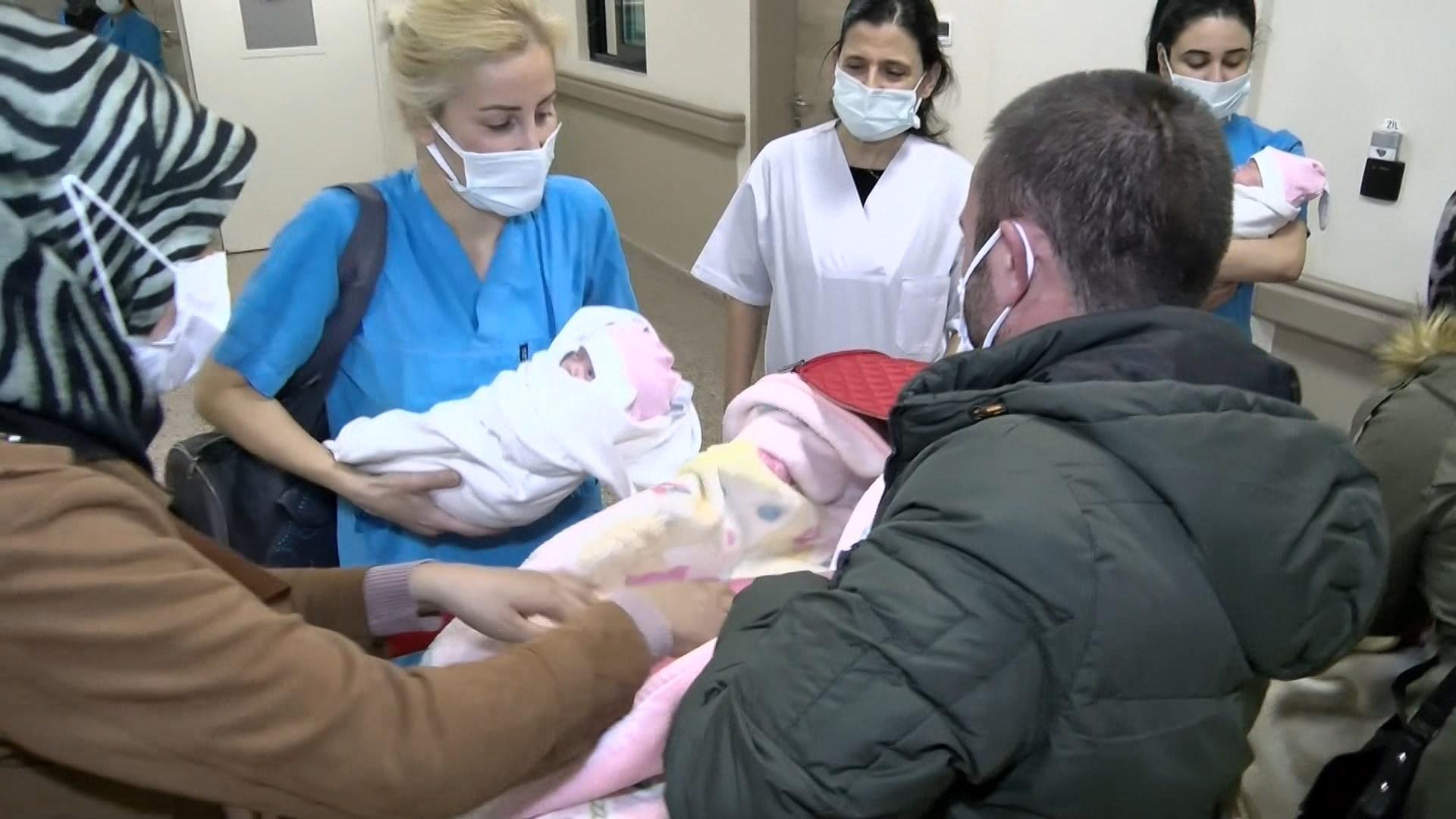 Mucize ikizler: Koronavirüsle erken doğdular, 2 ay sonra annelerine kavuştular