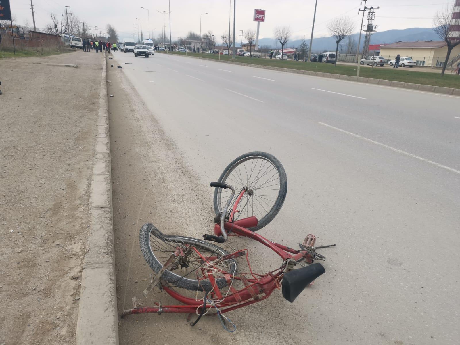 Motosikletin bisiklete çarpmasıyla 1 kişi öldü, 2 kişi yaralandı; kaza kamerada