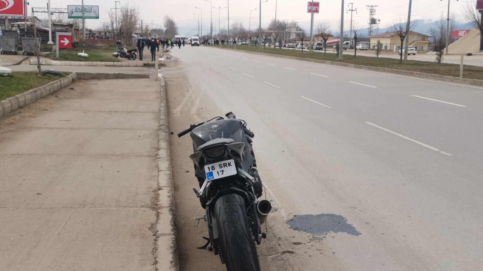 Motosikletin bisiklete çarpmasıyla 1 kişi öldü, 2 kişi yaralandı; kaza kamerada