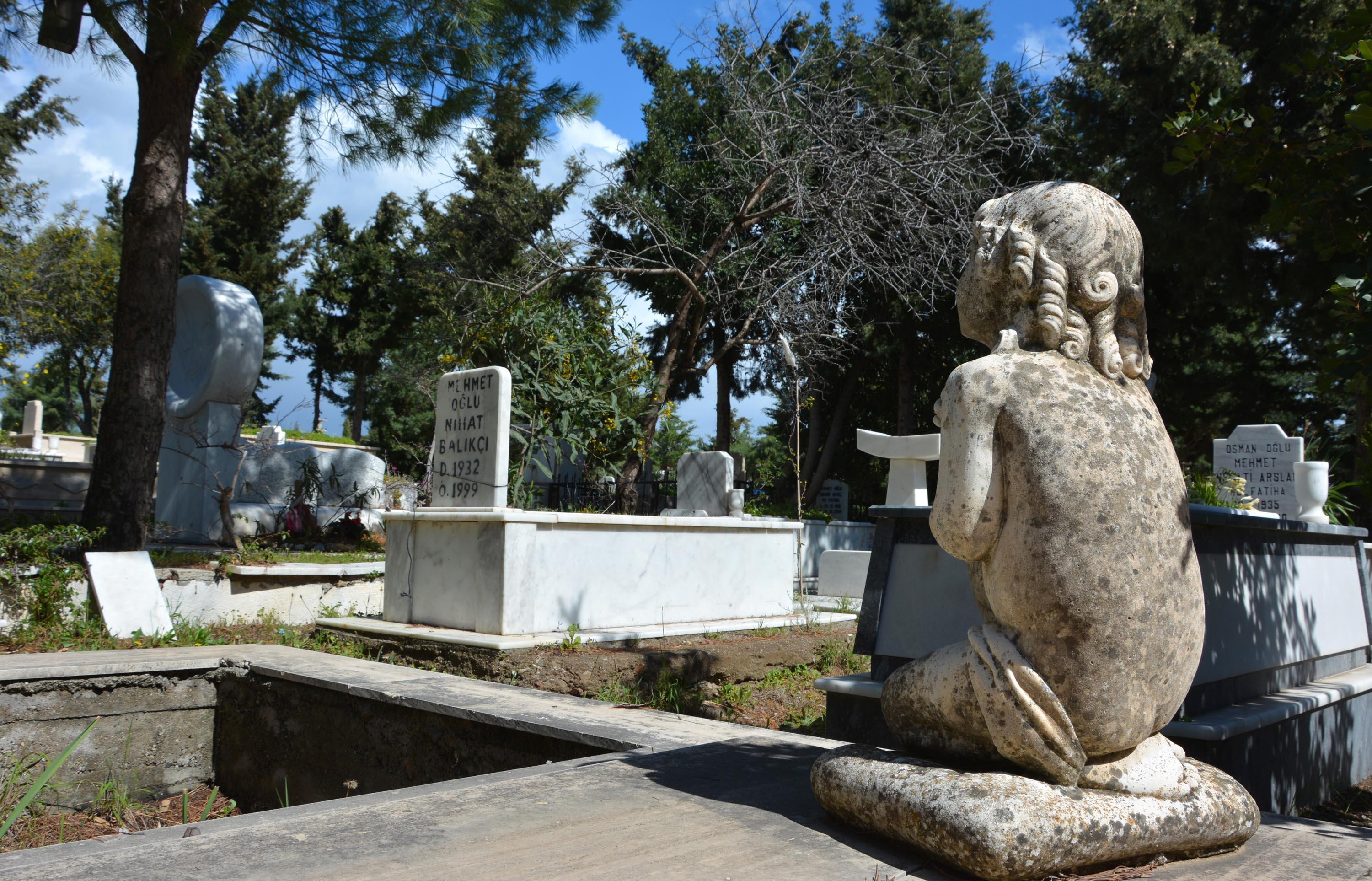 Datçanın hoşgörü mezarlığında farklı dinlerden insanlar yan yana yatıyor