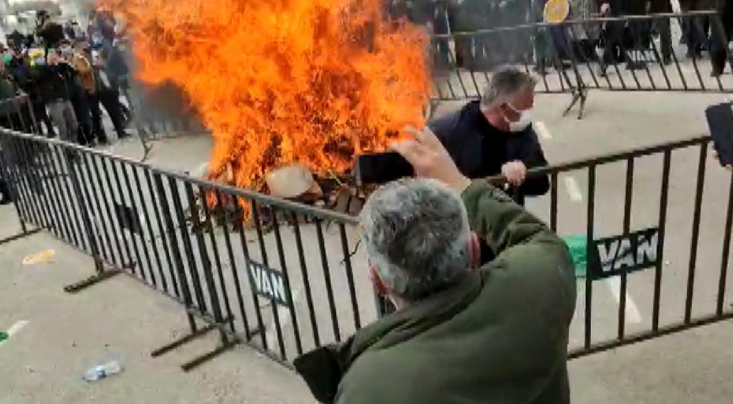 Vanda nevruz tedbirlerle kutlandı; ateş yakarken yanma tehlikesi geçirdiler