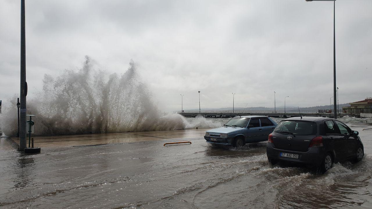 Sinop’ta dev dalgalar karayoluna taştı