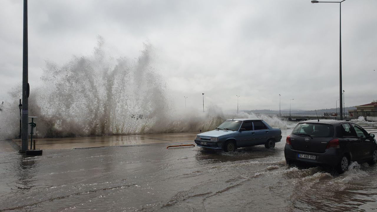 Sinop’ta dev dalgalar karayoluna taştı