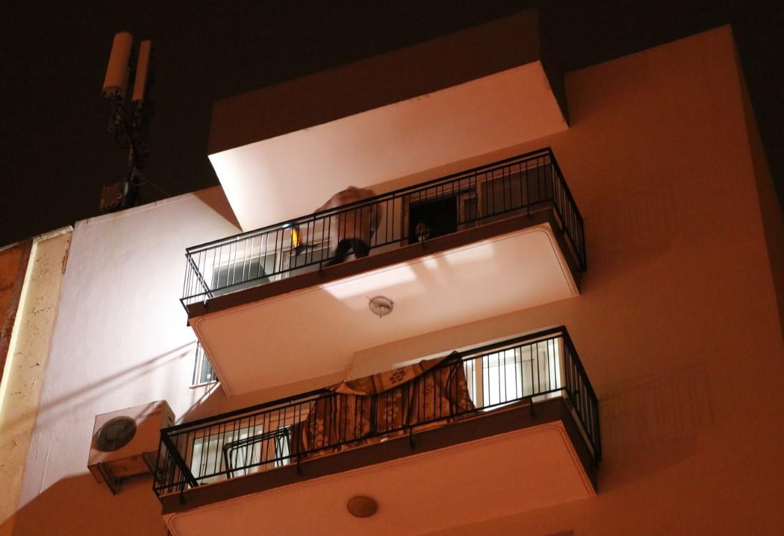 Apartman dairesine çatıdan girip eşini defalarca bıçaklayıp öldürdü