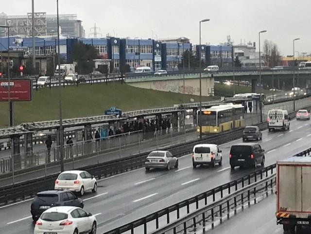 Cevizlibağda metrobüs ve tramvaylarda yoğunluk
