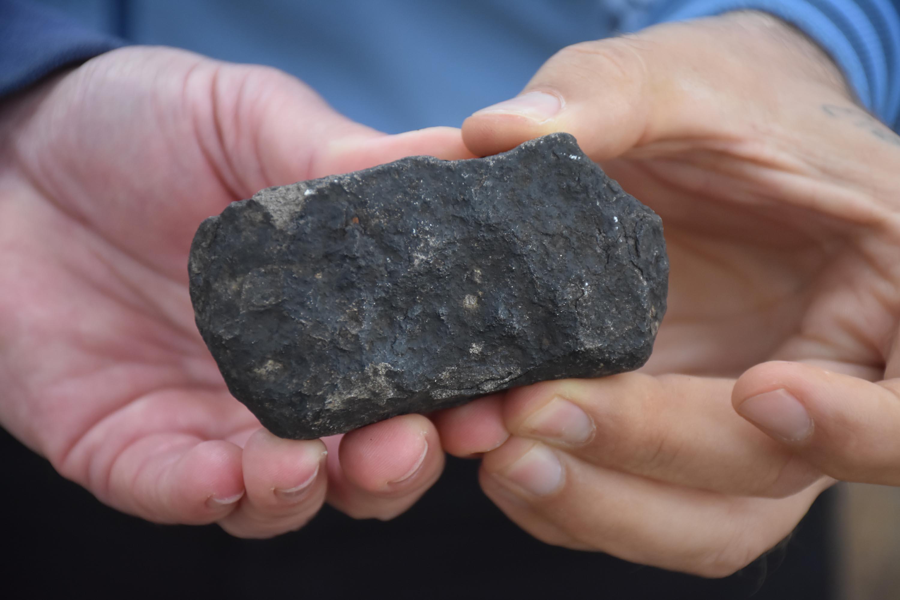 2 işçi buldukları gizemli taşın sırını çözmeye çalışıyor