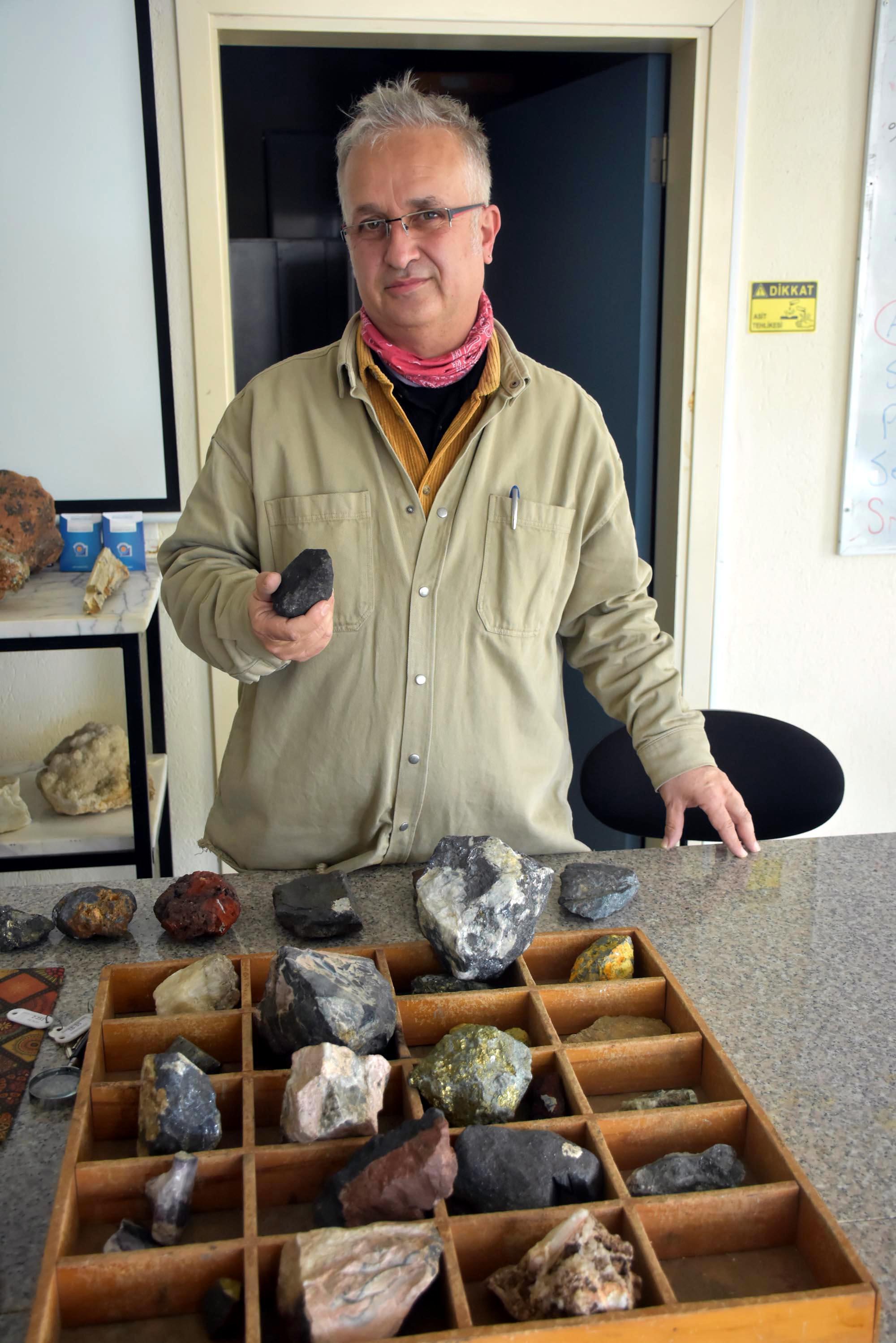 2 işçi buldukları gizemli taşın sırını çözmeye çalışıyor