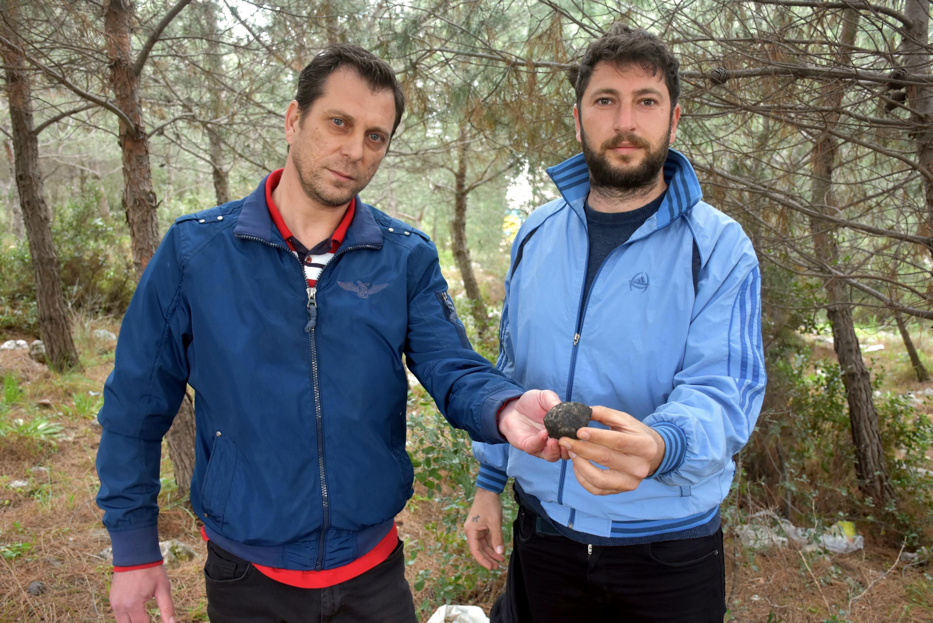 2 işçi buldukları gizemli taşın sırını çözmeye çalışıyor