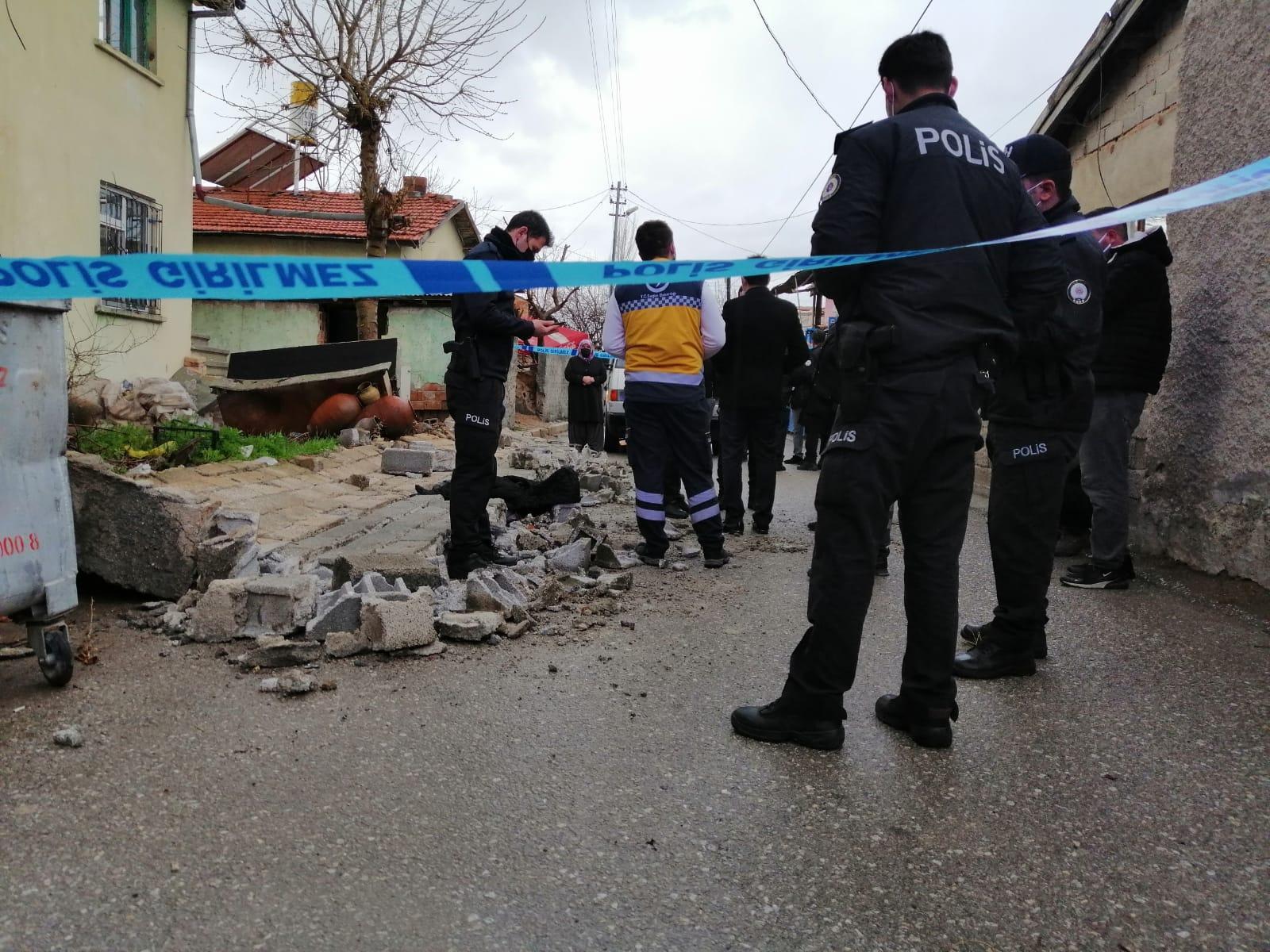 Talihsiz küçük kız yıkılan bahçe duvarının altında can verdi