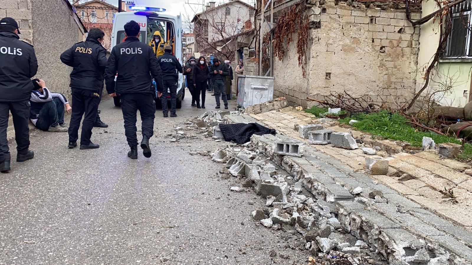 Talihsiz küçük kız yıkılan bahçe duvarının altında can verdi