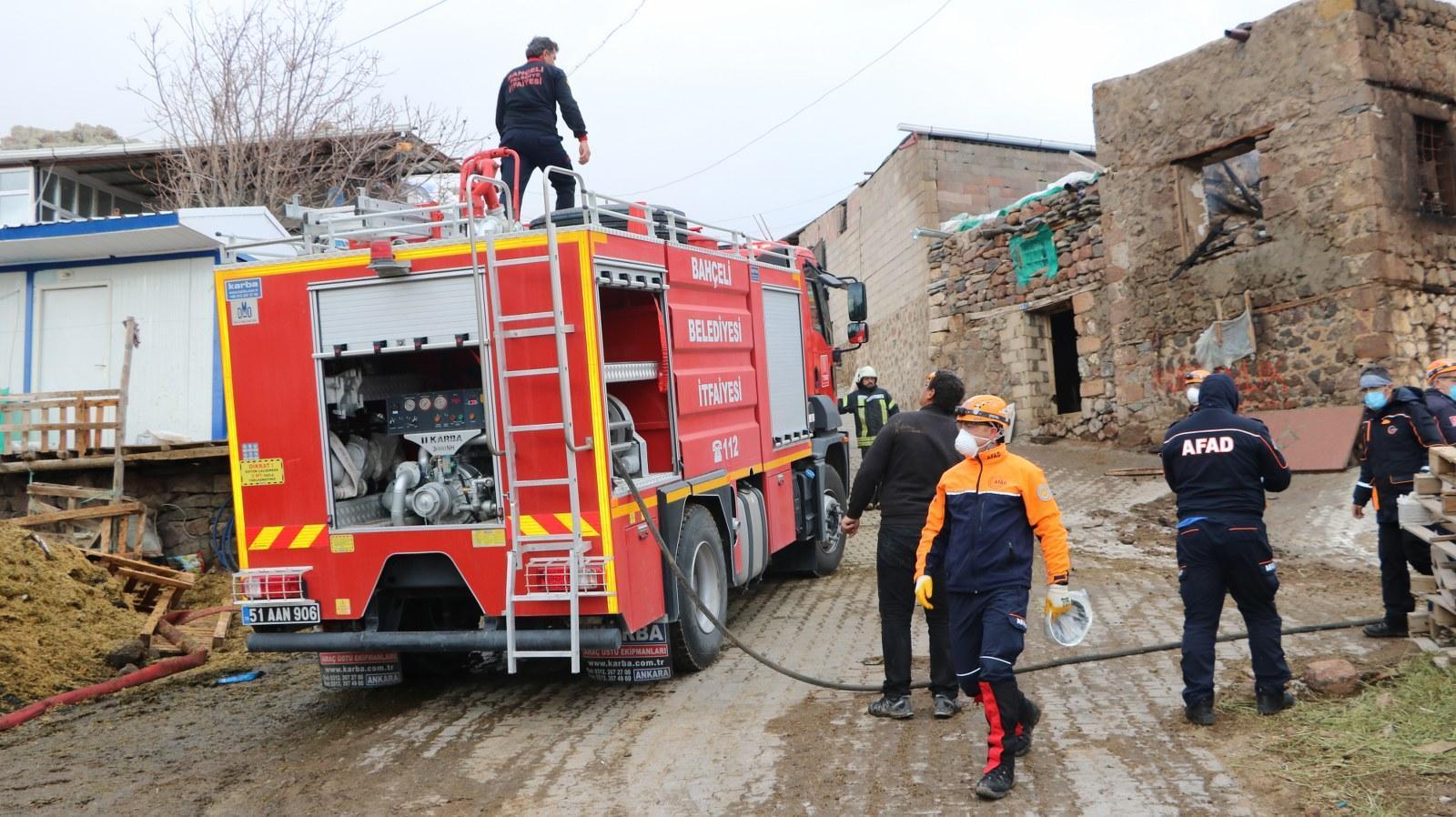 Niğdede ahırda çıkan yangında 171 kuzu öldü