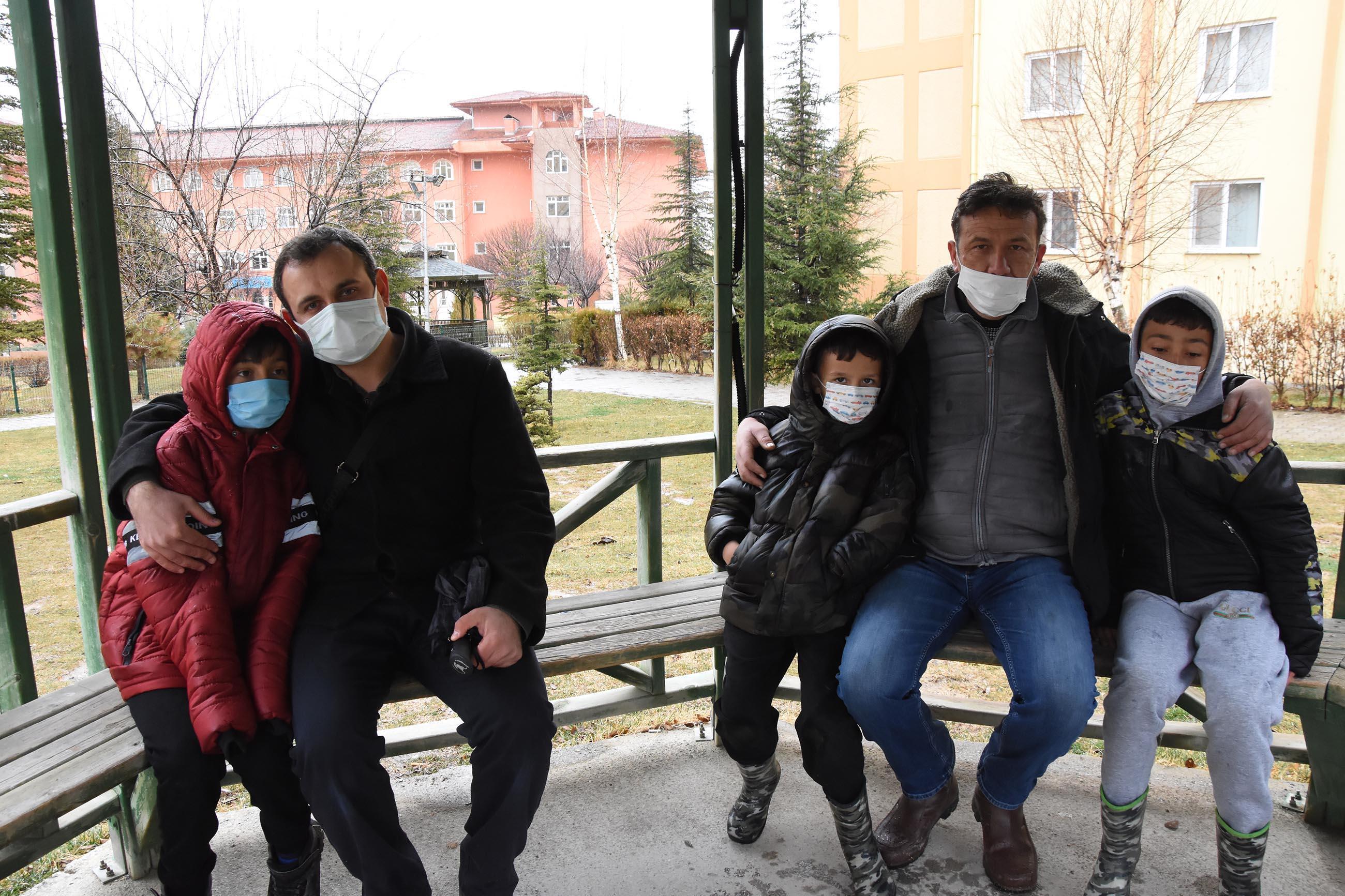 Köpeklerle oynayan 3 çocuğa tırmıkla saldıran hemşire tutuklandı
