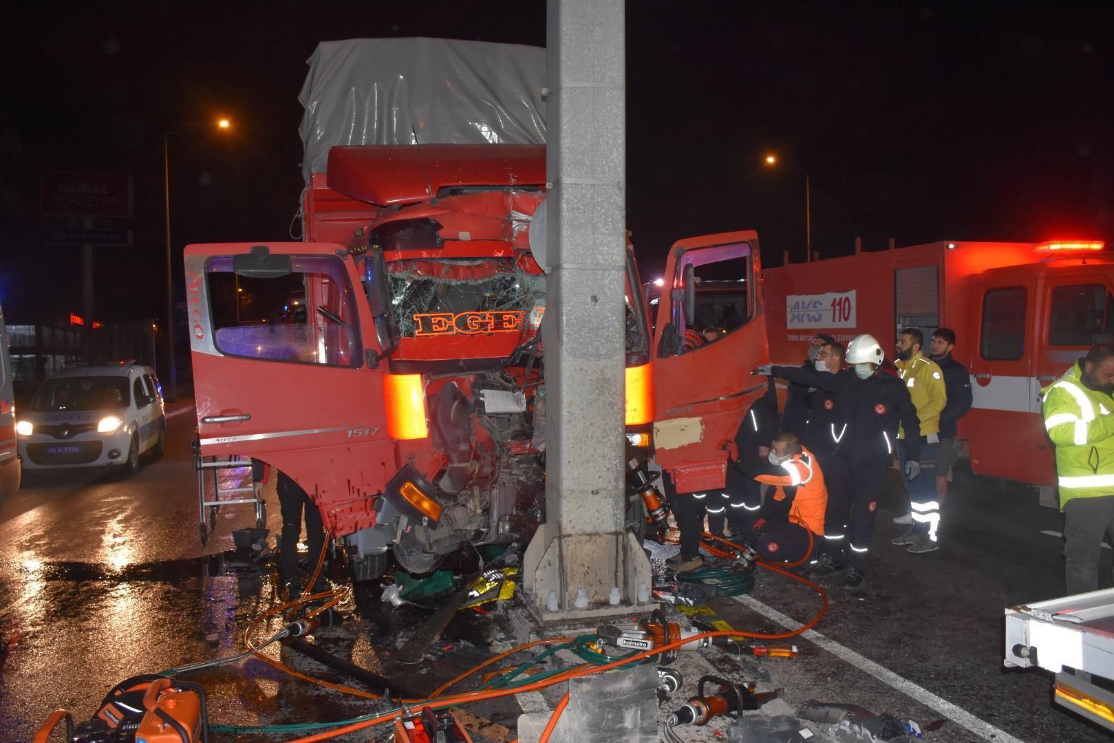 Kamyon trafik levhasına çarptı: Araçta sıkışan sürücü 1 saatte kurtarıldı