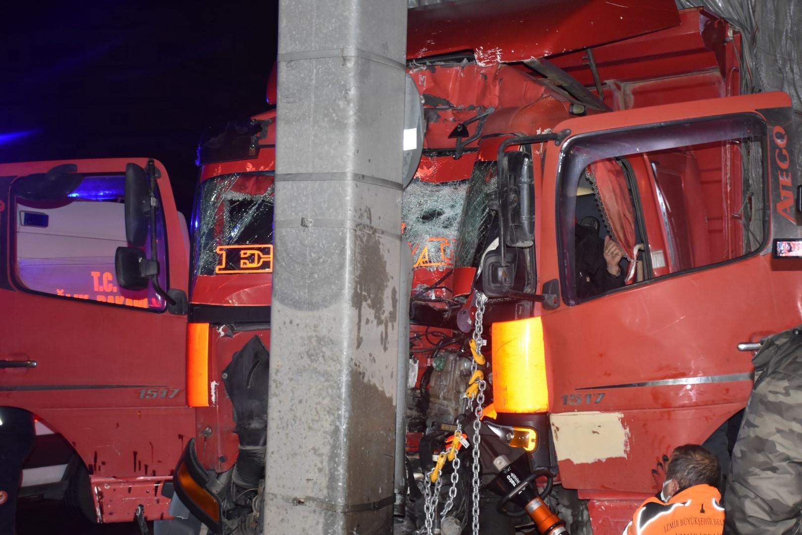 Kamyon trafik levhasına çarptı: Araçta sıkışan sürücü 1 saatte kurtarıldı