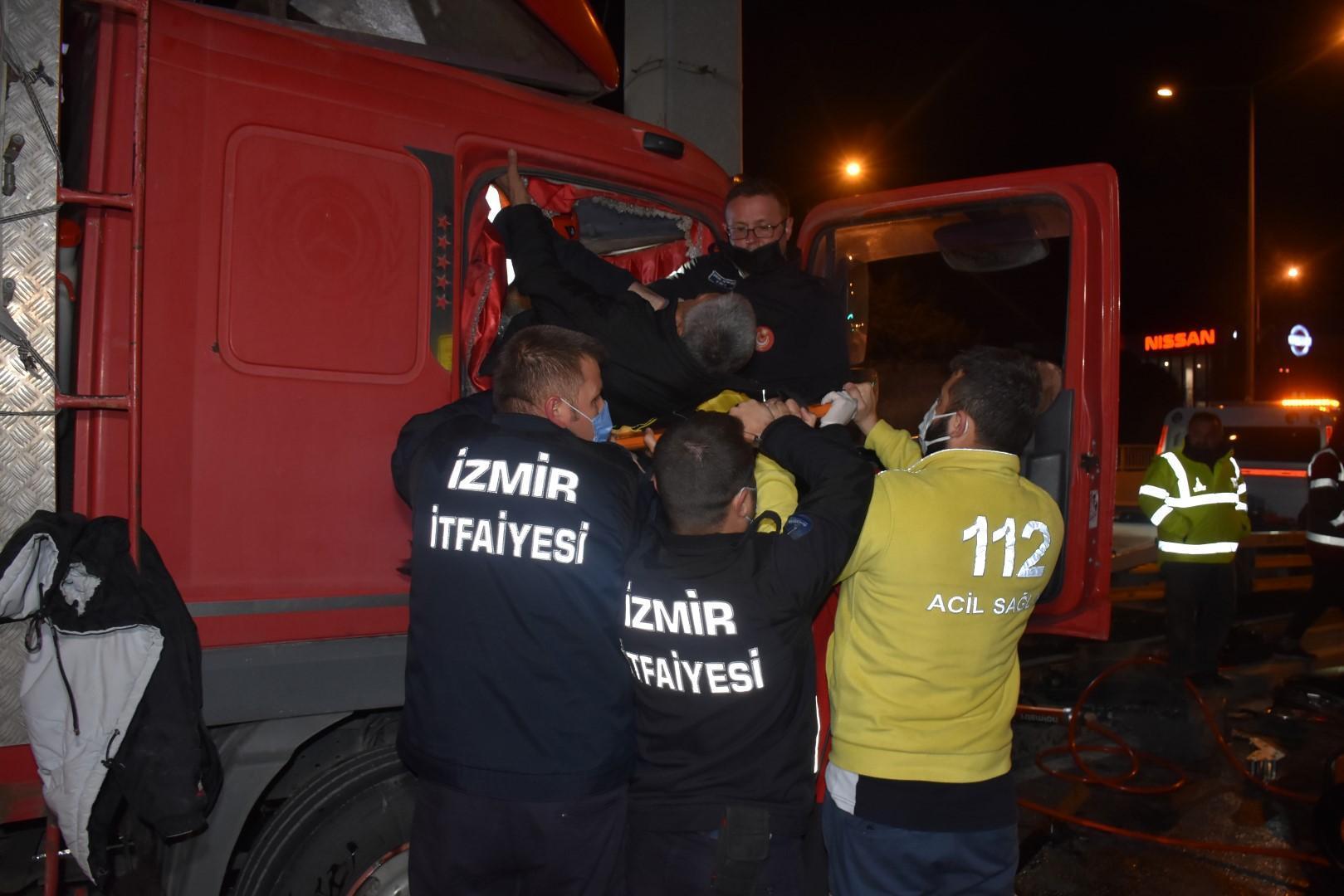 Kamyon trafik levhasına çarptı: Araçta sıkışan sürücü 1 saatte kurtarıldı