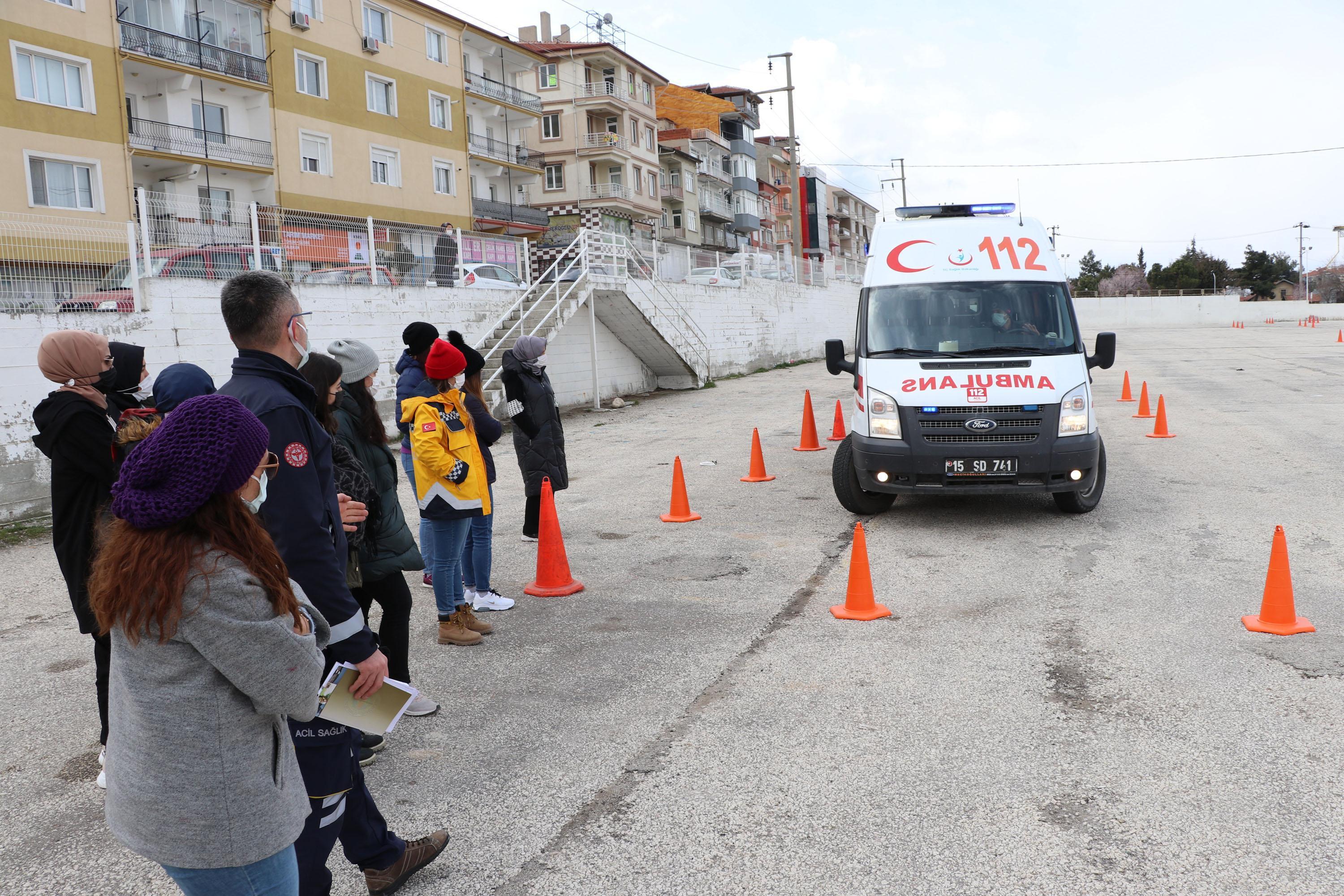Kadın ATT ve paramediklere ileri ambulans sürüş teknikleri eğitimi