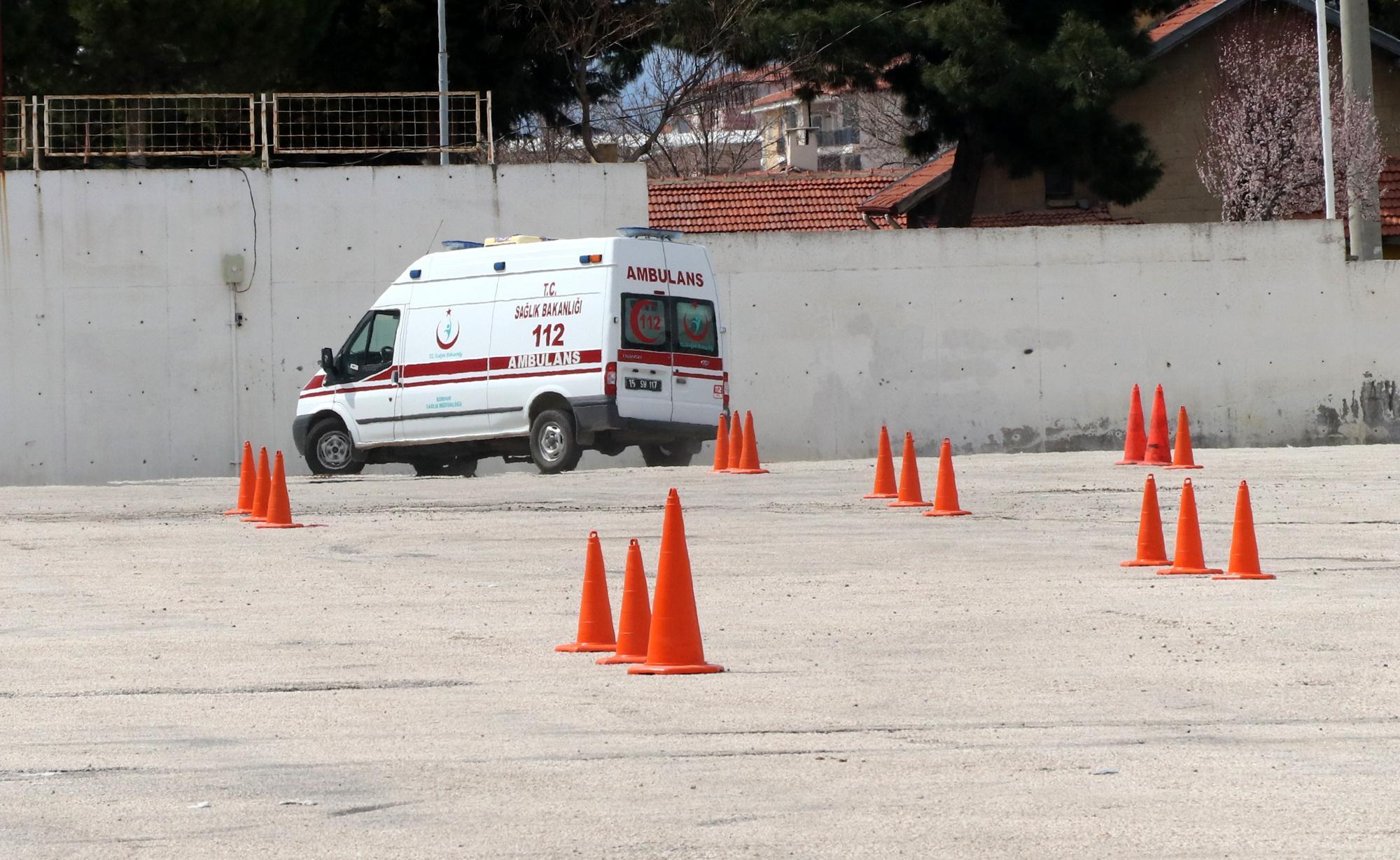 Kadın ATT ve paramediklere ileri ambulans sürüş teknikleri eğitimi