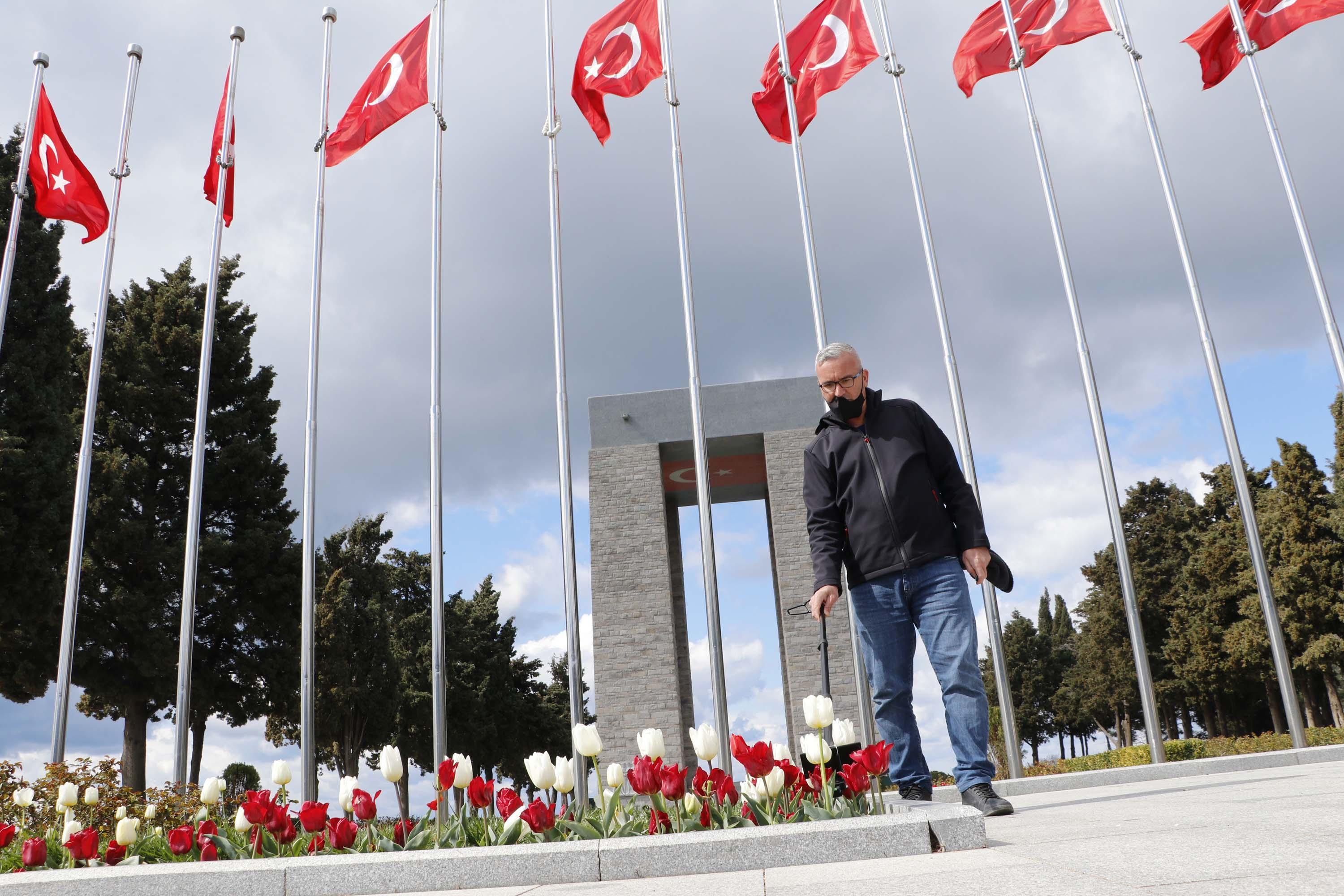 Çanakkale şehitlikleri, kırmızı beyaz lalelerle donatıldı