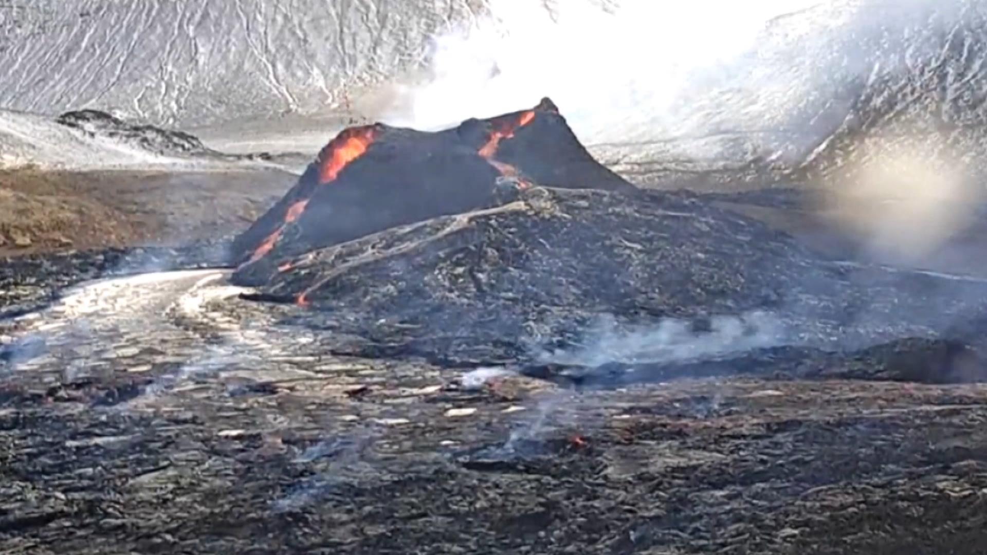 İzlanda’da 800 yıl sonra lav püskürten yanardağ, ziyaretçi akınına uğradı