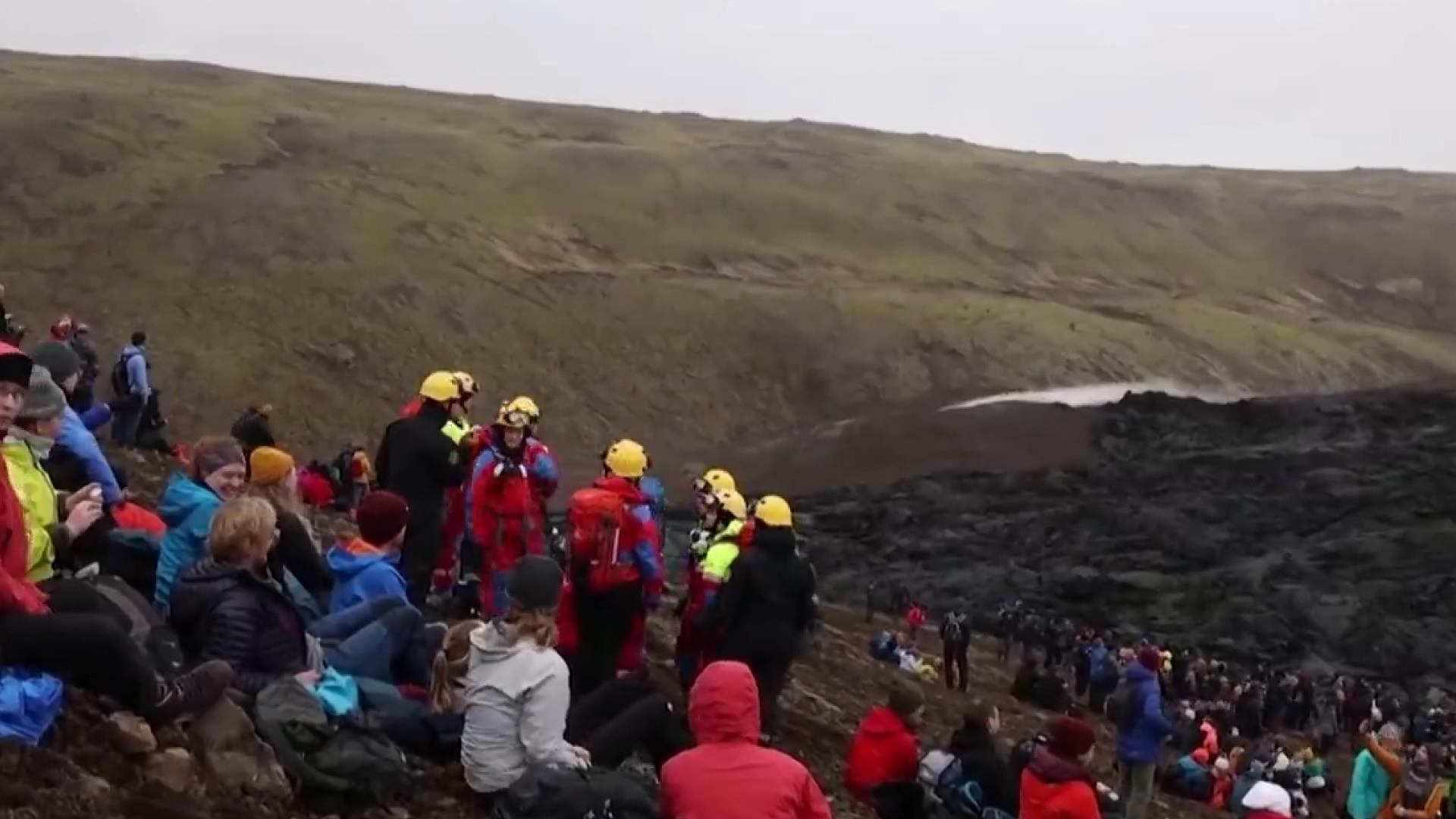 İzlanda’da 800 yıl sonra lav püskürten yanardağ, ziyaretçi akınına uğradı