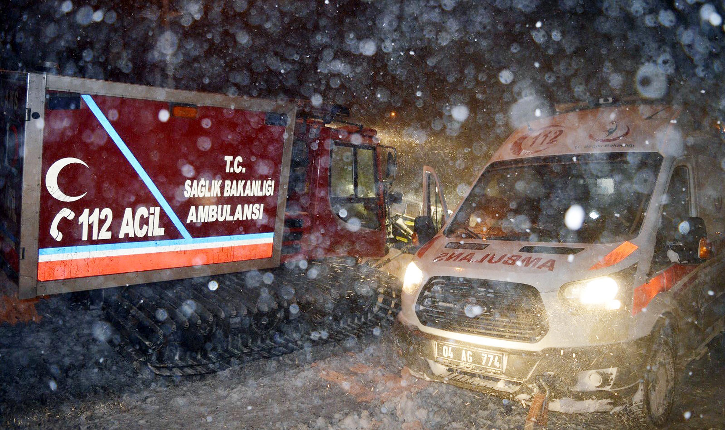 Yolu kardan kapalı köyde hastalanan Yusuf bebek için 13 saat süren seferberlik