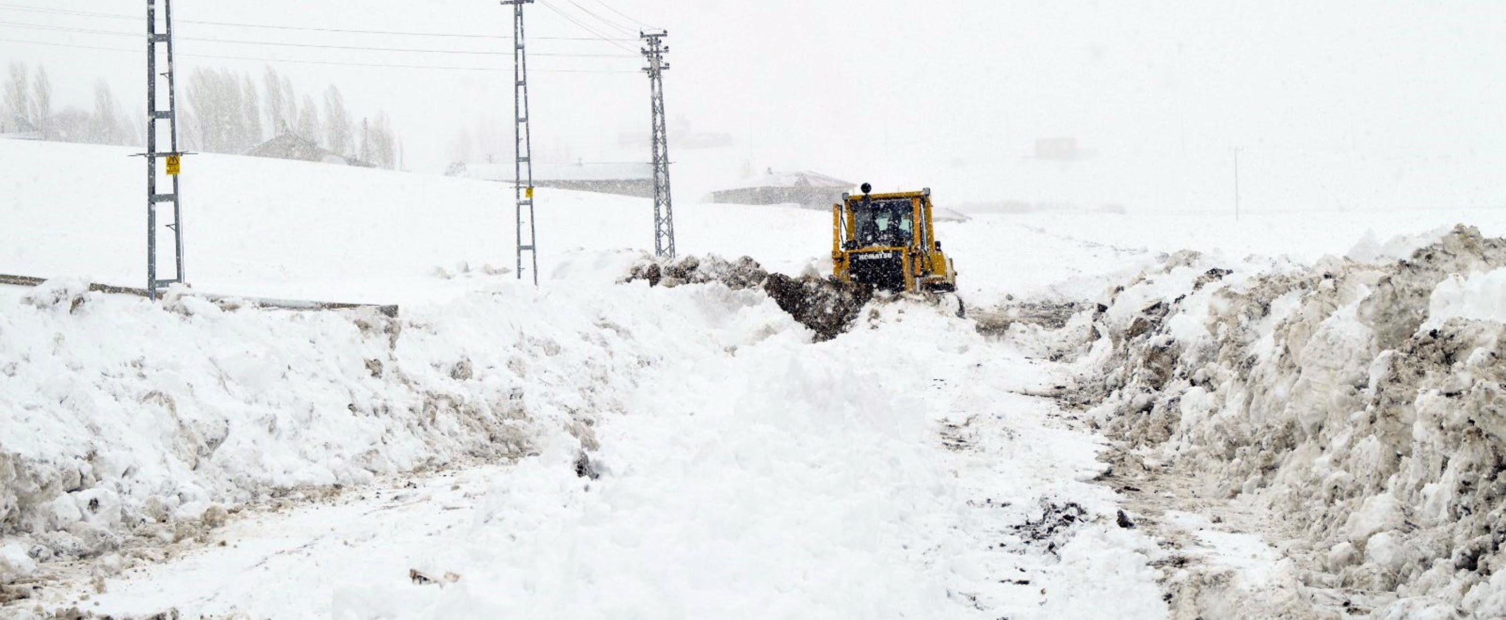 Yolu kardan kapalı köyde hastalanan Yusuf bebek için 13 saat süren seferberlik