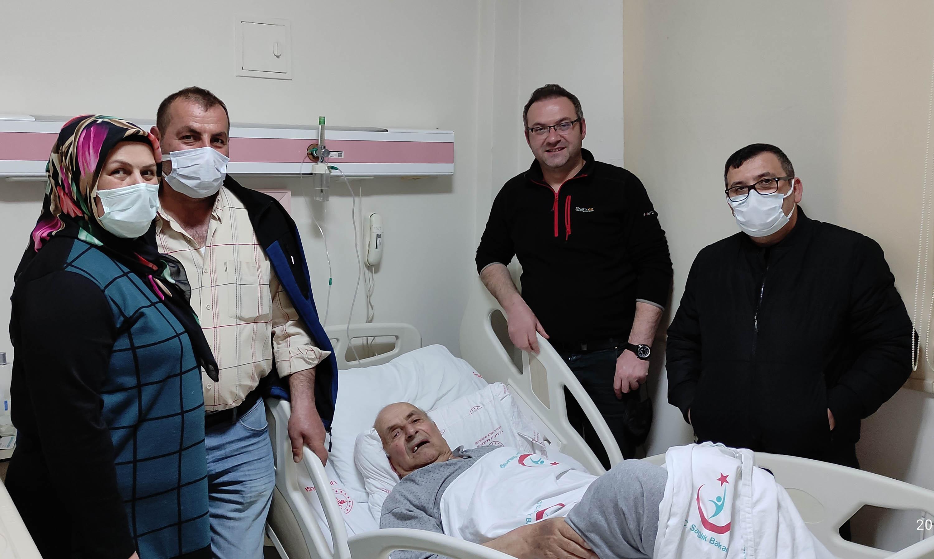 Sahibi tedavi gören Pamuk köpek, 14 gün hastane kapısında bekledi