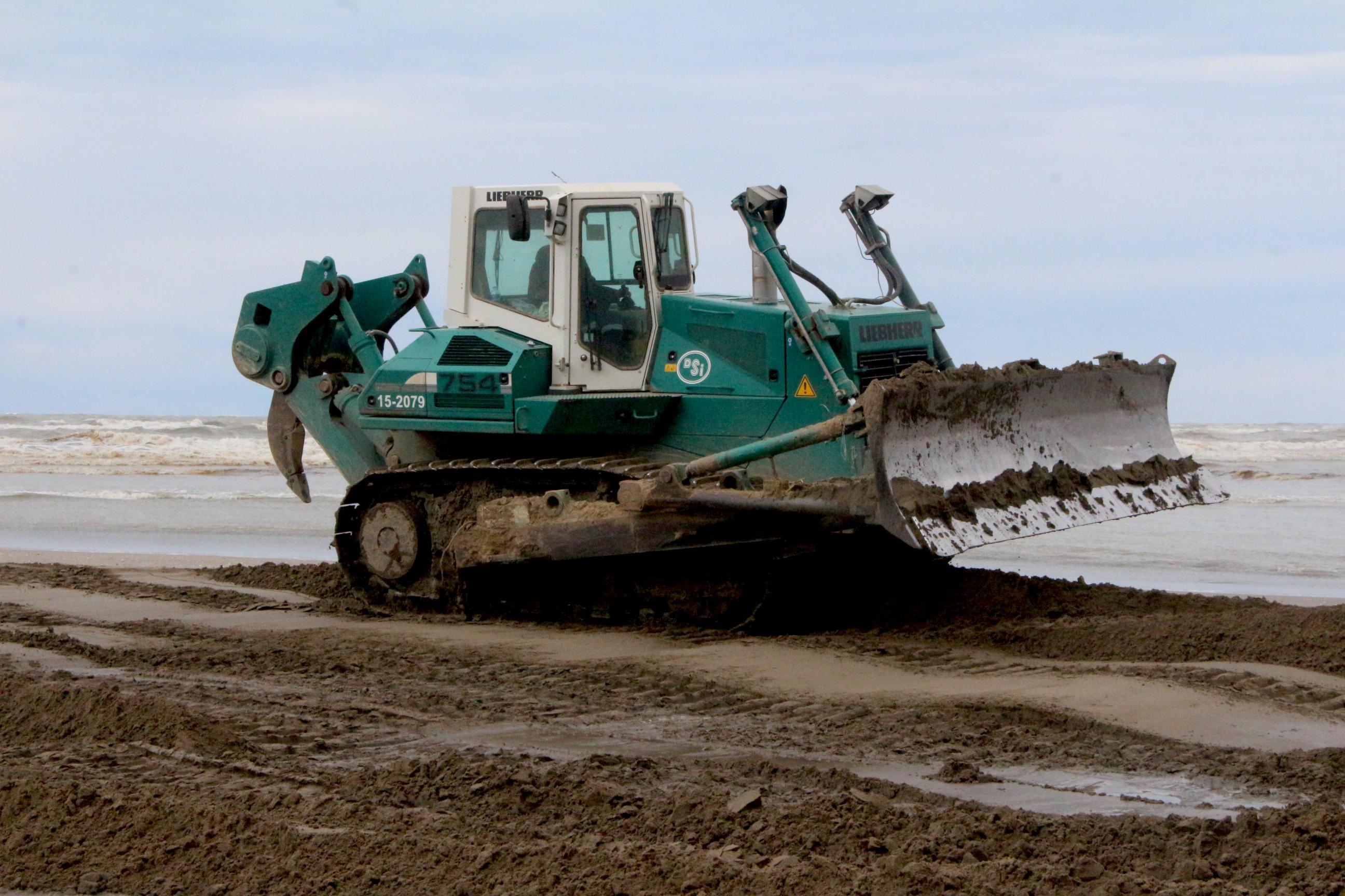 Doğal kirliliğin yaşandığı Karataş sahili temizlendi; Akyatan Lagünü açıldı