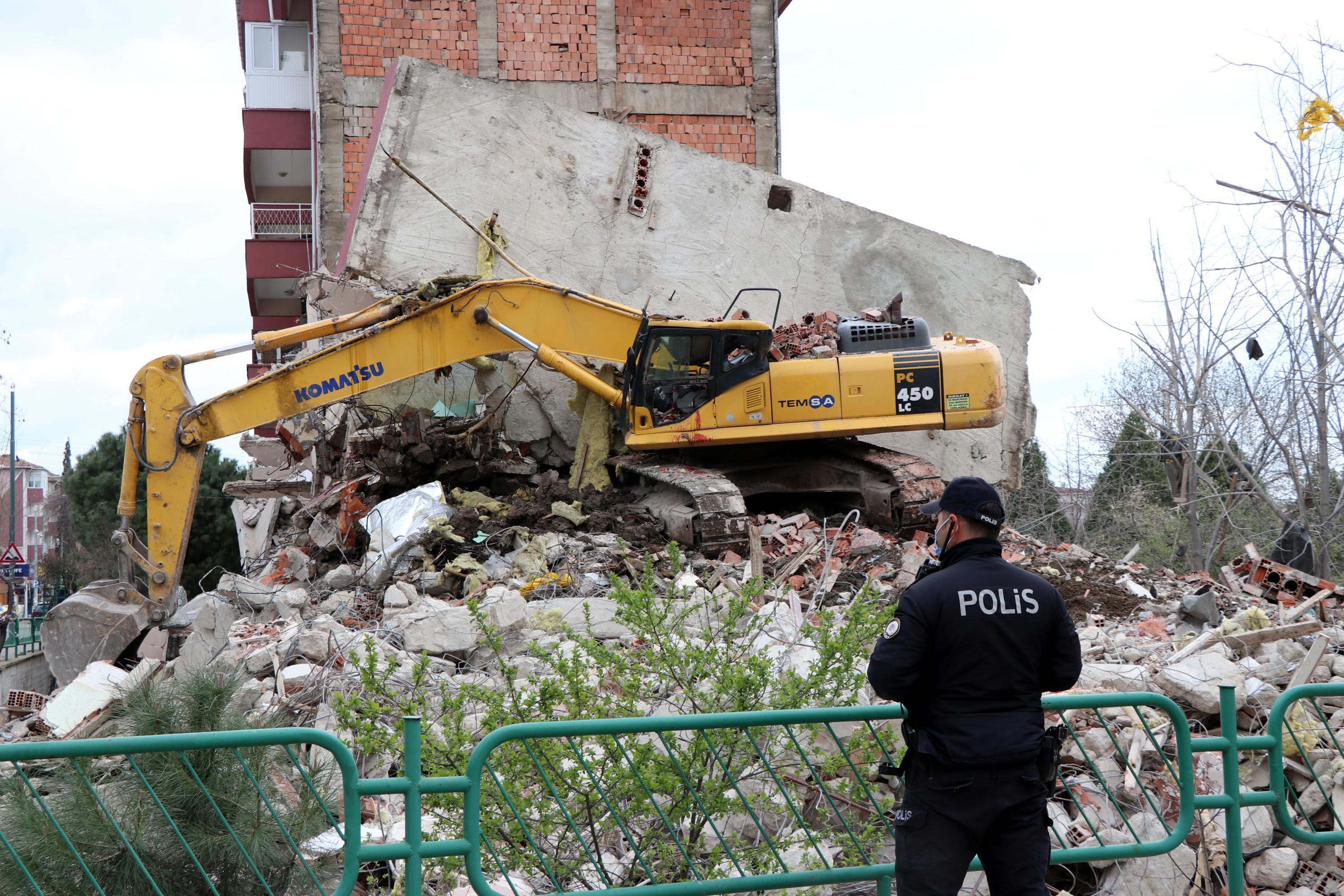 İş makinesi operatörü, yıkım gerçekleştirdiği binanın altında kaldı