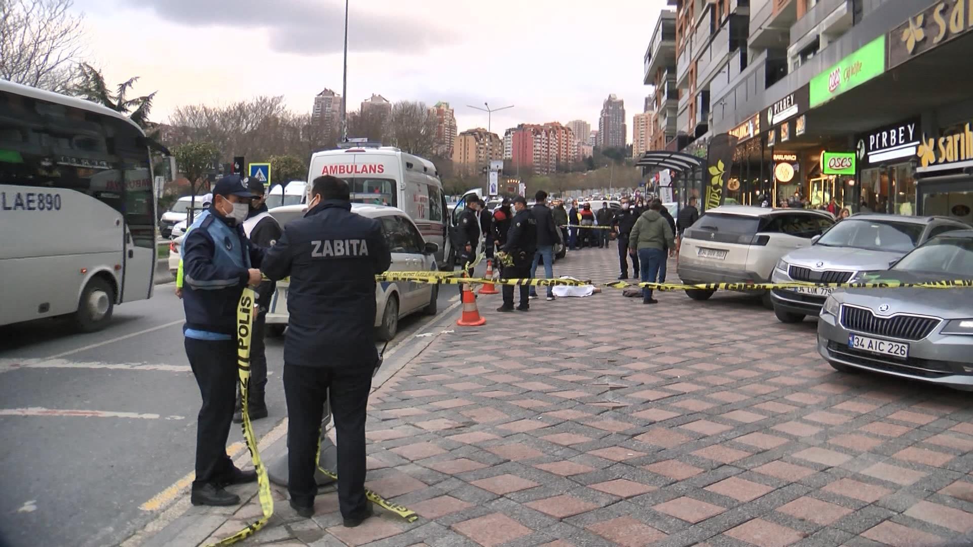 Başakşehirde çıkan silahlı kavgada 2 kişi öldü, 2 kişi de yaralandı. Dehşet anları kamerada