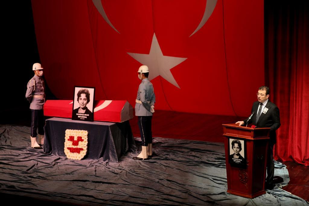 Tiyatro sanatçısı Handan Ertuğrul için Harbiye Muhsin Ertuğrul Sahnesinde tören düzenlendi