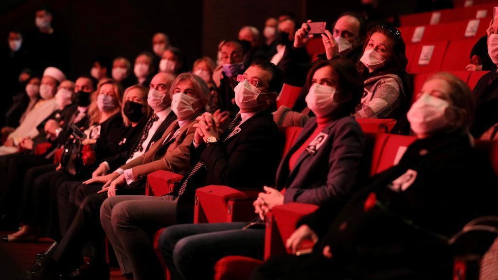 Tiyatro sanatçısı Handan Ertuğrul için Harbiye Muhsin Ertuğrul Sahnesinde tören düzenlendi