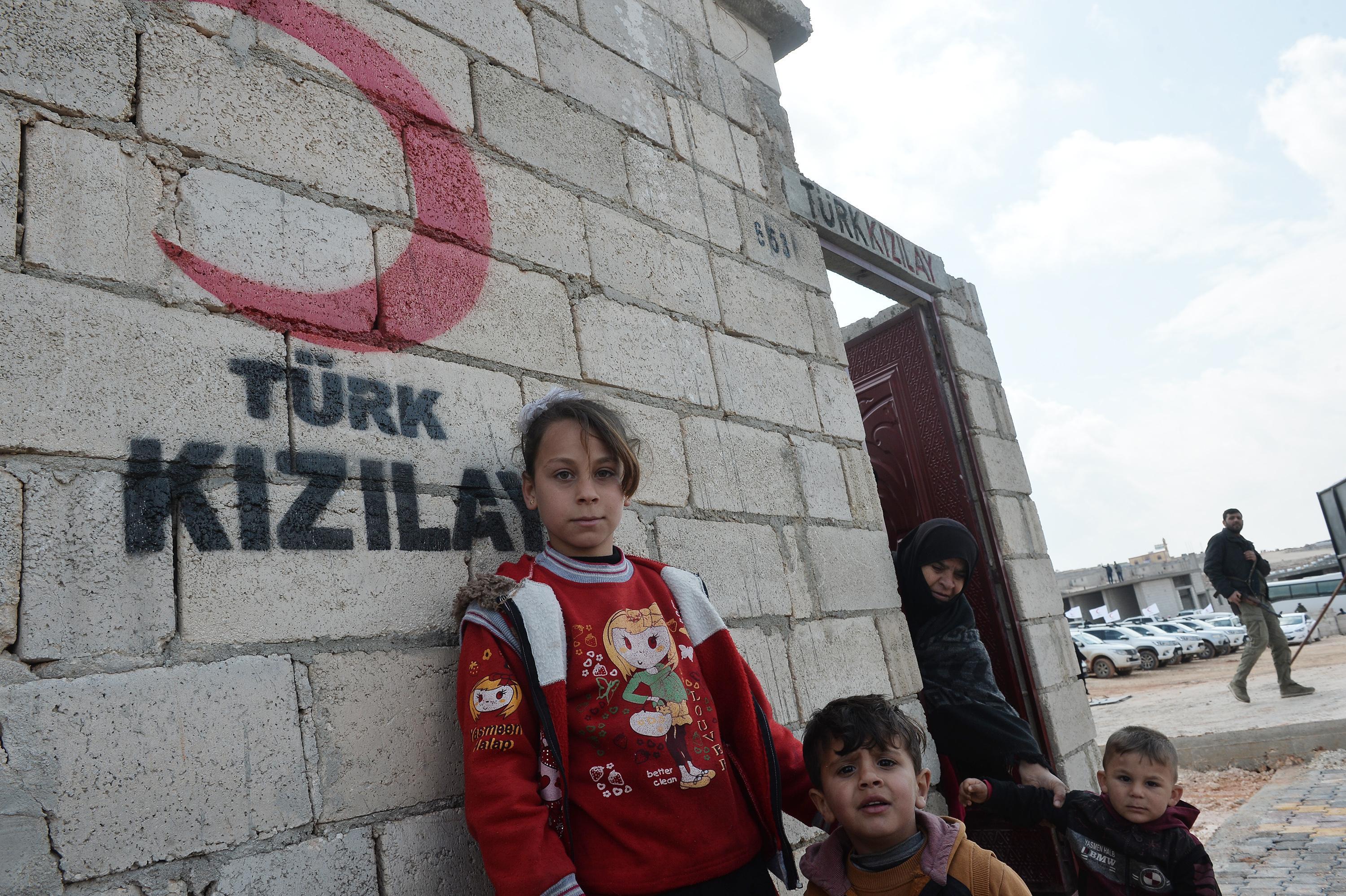 İdlibte çadırda yaşayan Suriyelilere Kızılaydan briket ev