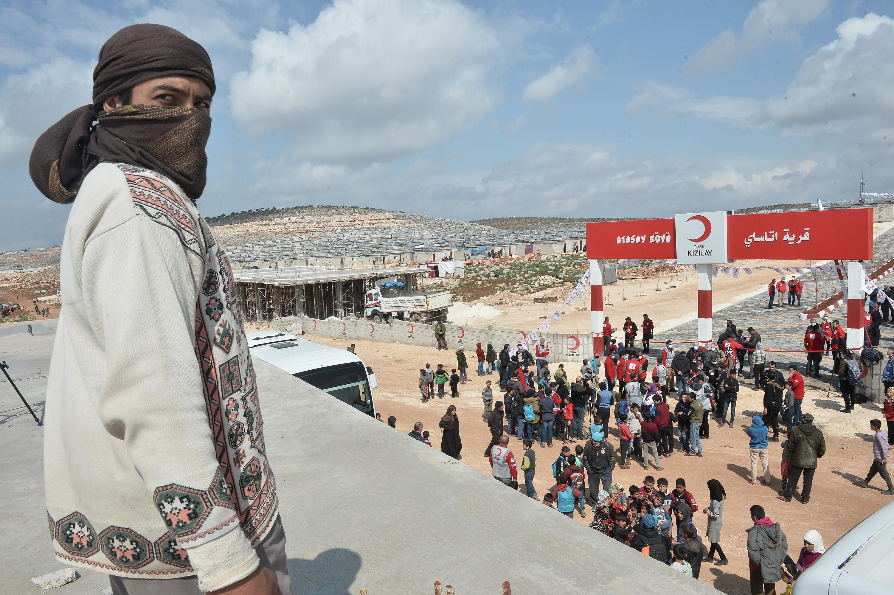 İdlibte çadırda yaşayan Suriyelilere Kızılaydan briket ev