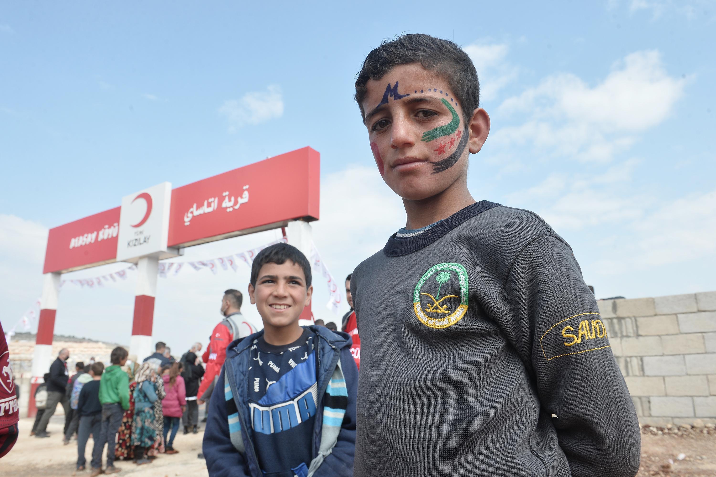 İdlibte çadırda yaşayan Suriyelilere Kızılaydan briket ev