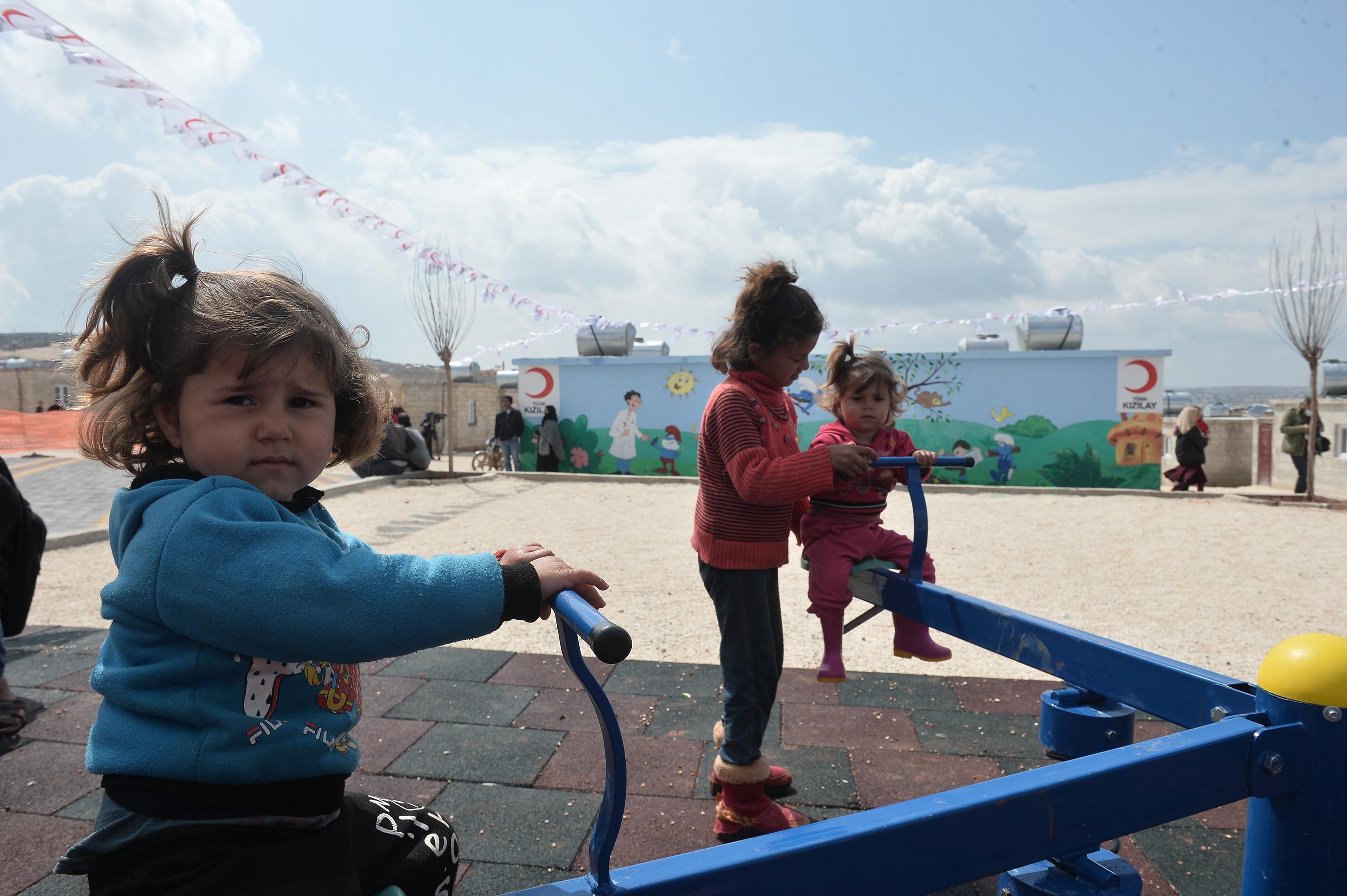 Briket evlerine kavuşan Suriyeli çocuklar, ilk kez parkta oyun oynadı