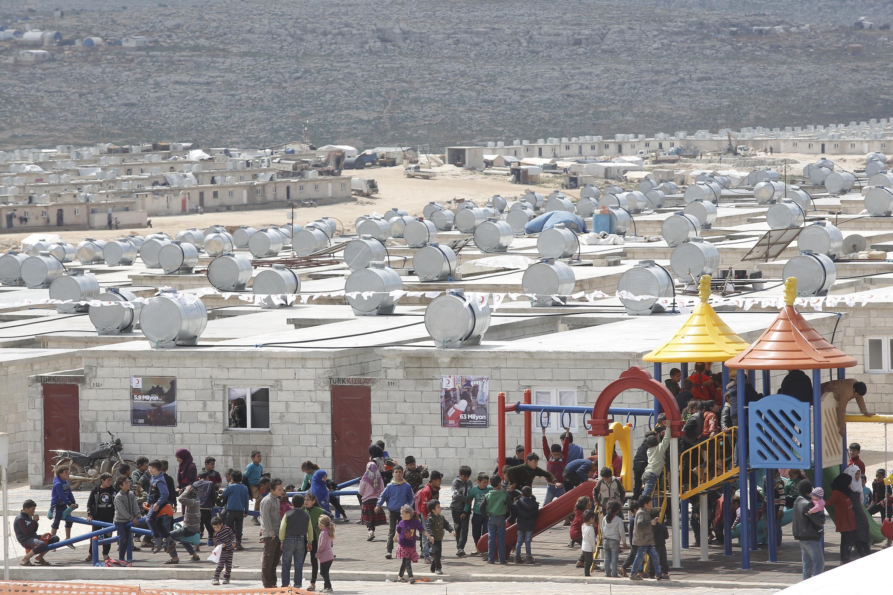 Briket evlerine kavuşan Suriyeli çocuklar, ilk kez parkta oyun oynadı